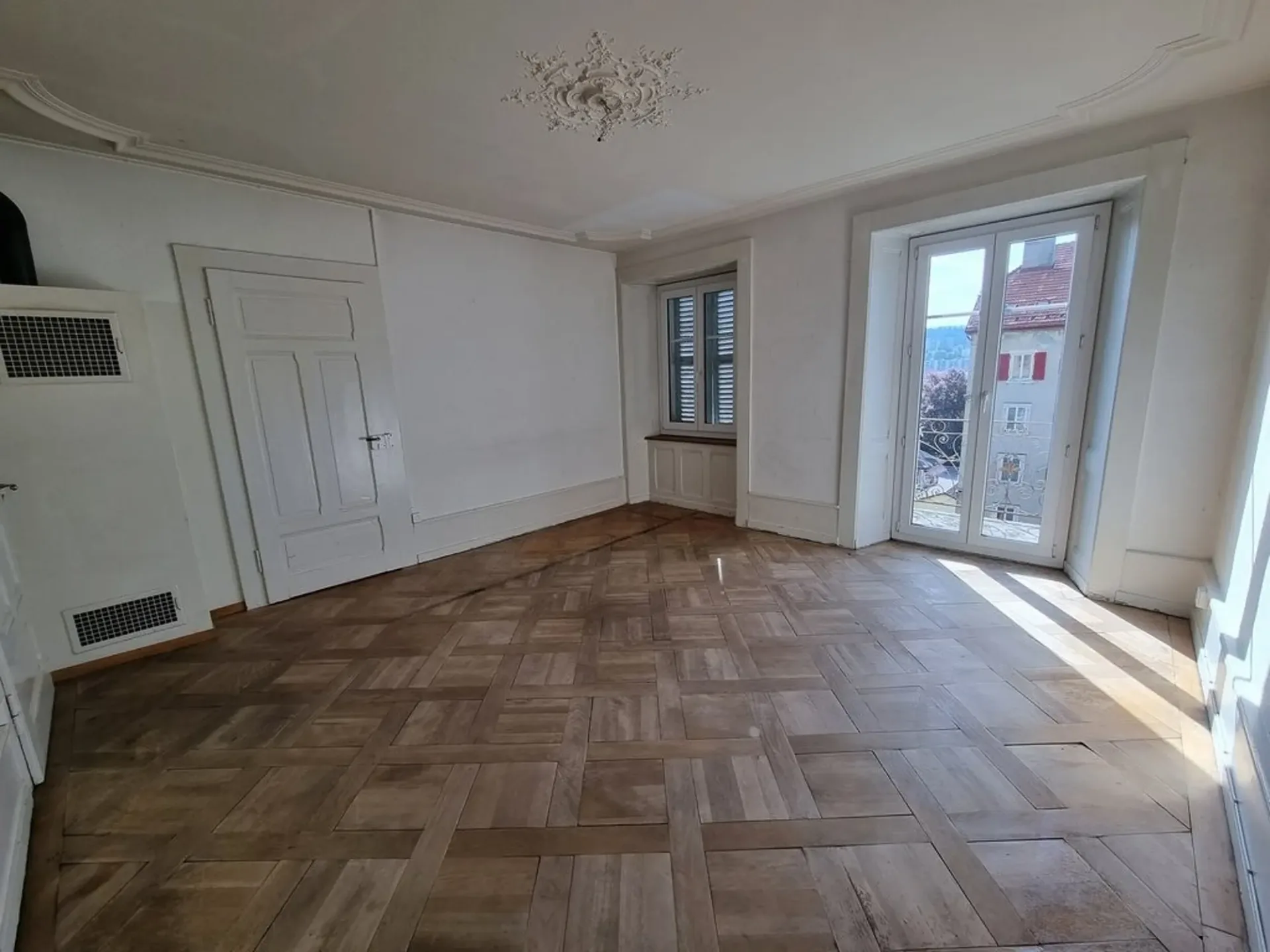 SCHÖNES APARTMENT ZUM VERMIETEN MIT BALKON