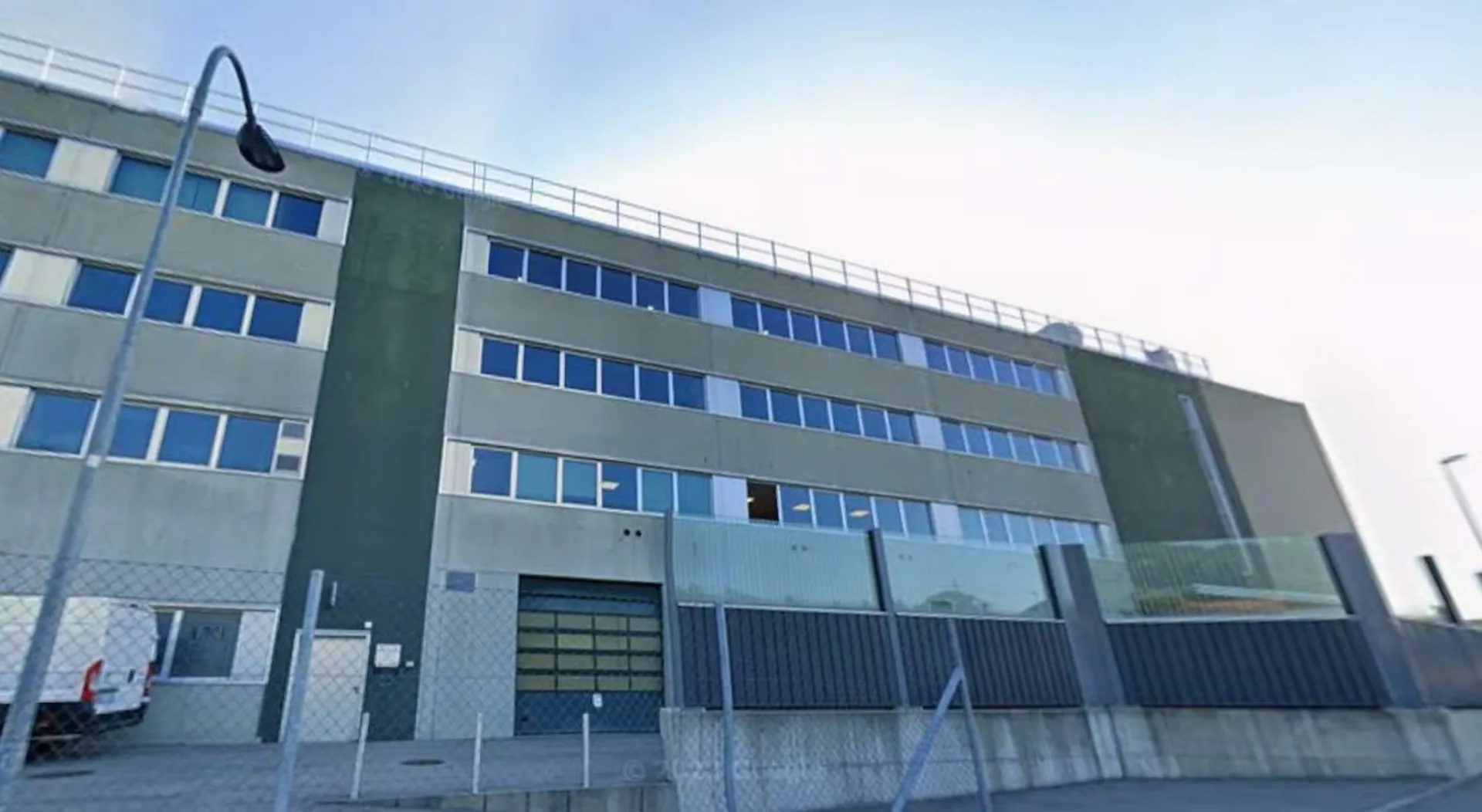 MENDRISIO: HALLE 822 MQ MIT 15 PARKPLÄTZEN
