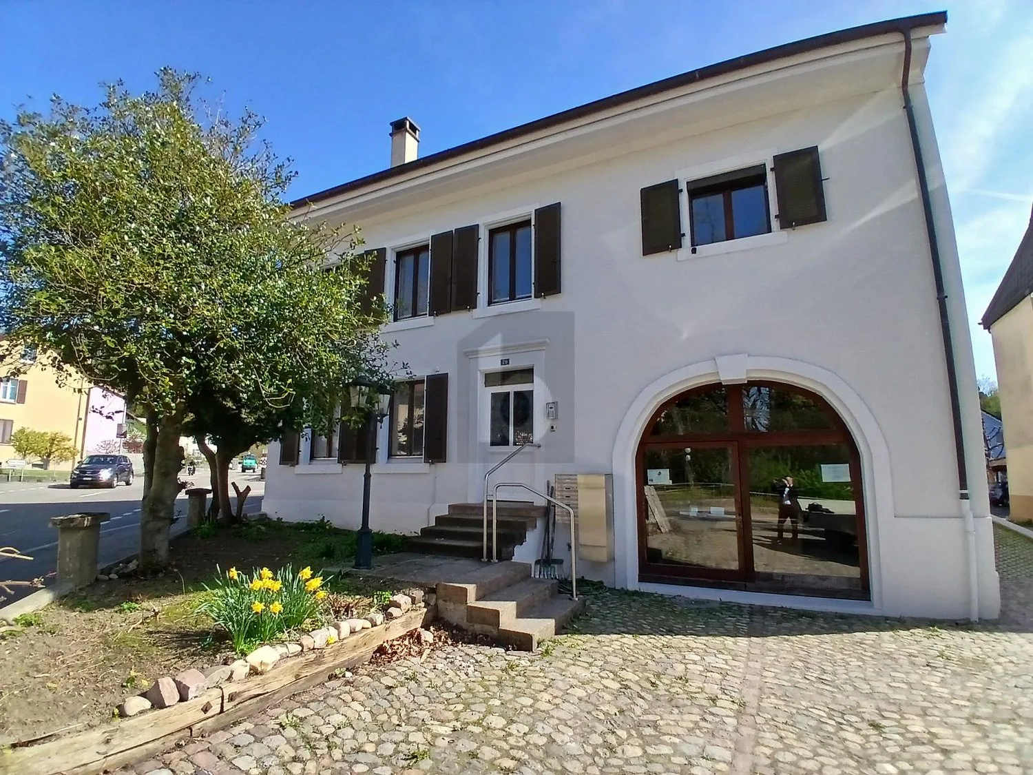 FRISCH SANIERT MIT GROSSEM BALKON