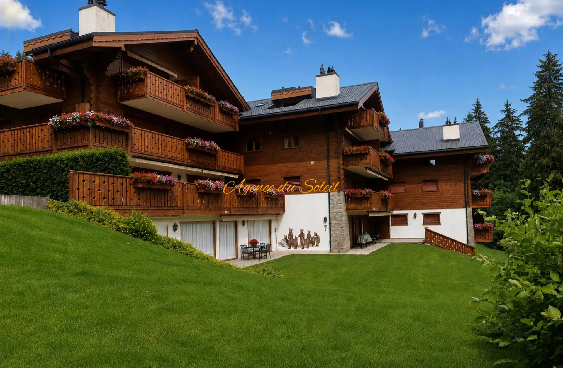 Appartement Ski-in/Ski-out, de standing de 4.5 pièces avec piscine privée au coeur de Crans !