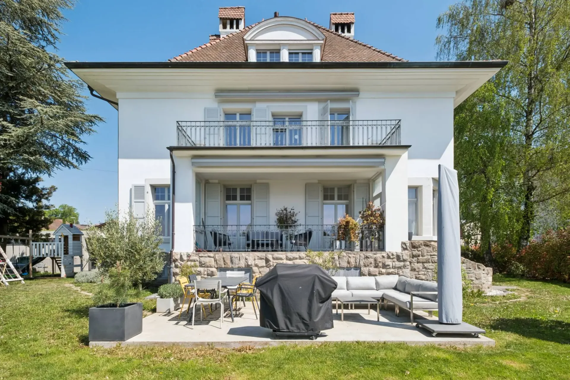 Zeitlose Eleganz und dominierender Blick auf den See