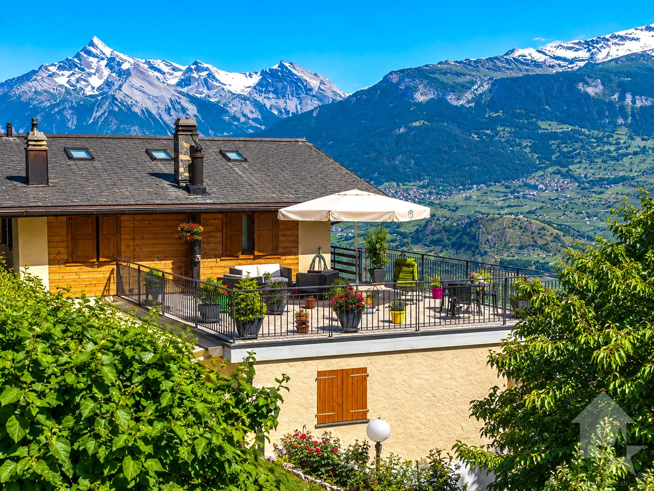 Belle maison de 3 appartements avec garage, mazot et carnotzet !