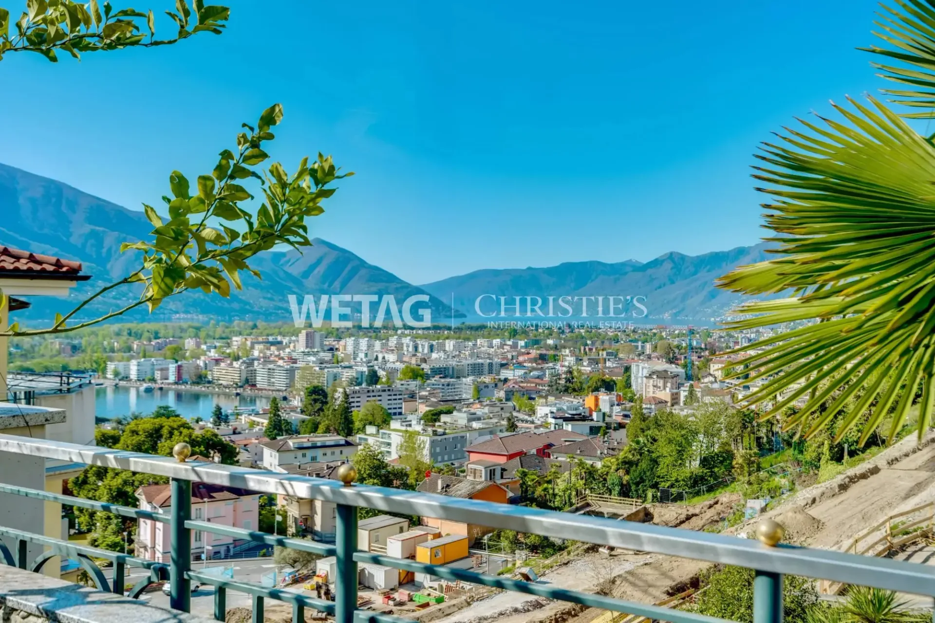 Muralto: Moderne, helle Wohnung mit grosser Terrasse & eleganter Glasarchitektur zu verkaufen