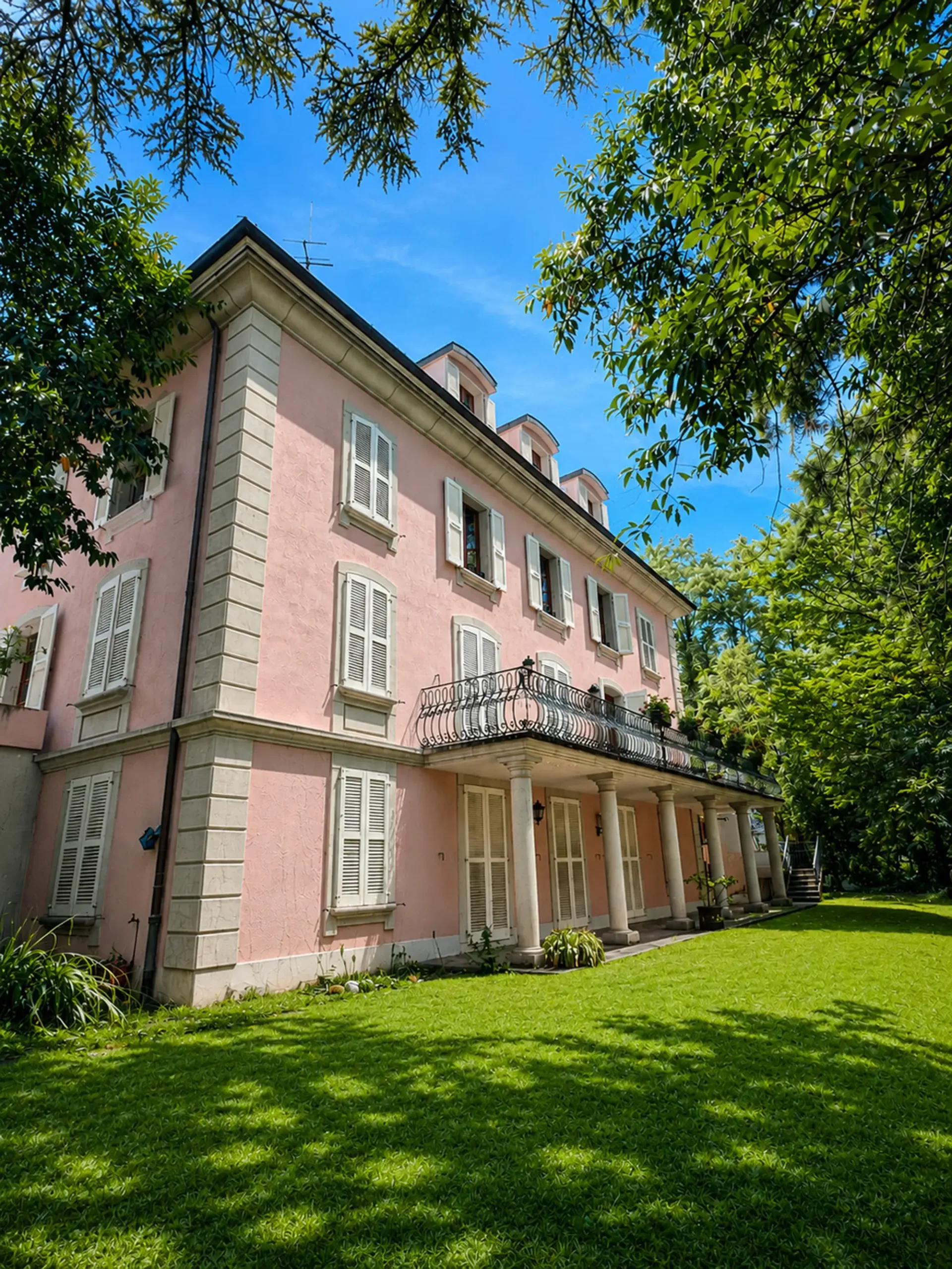 Schlossartiges Anwesen von etwa 750m2