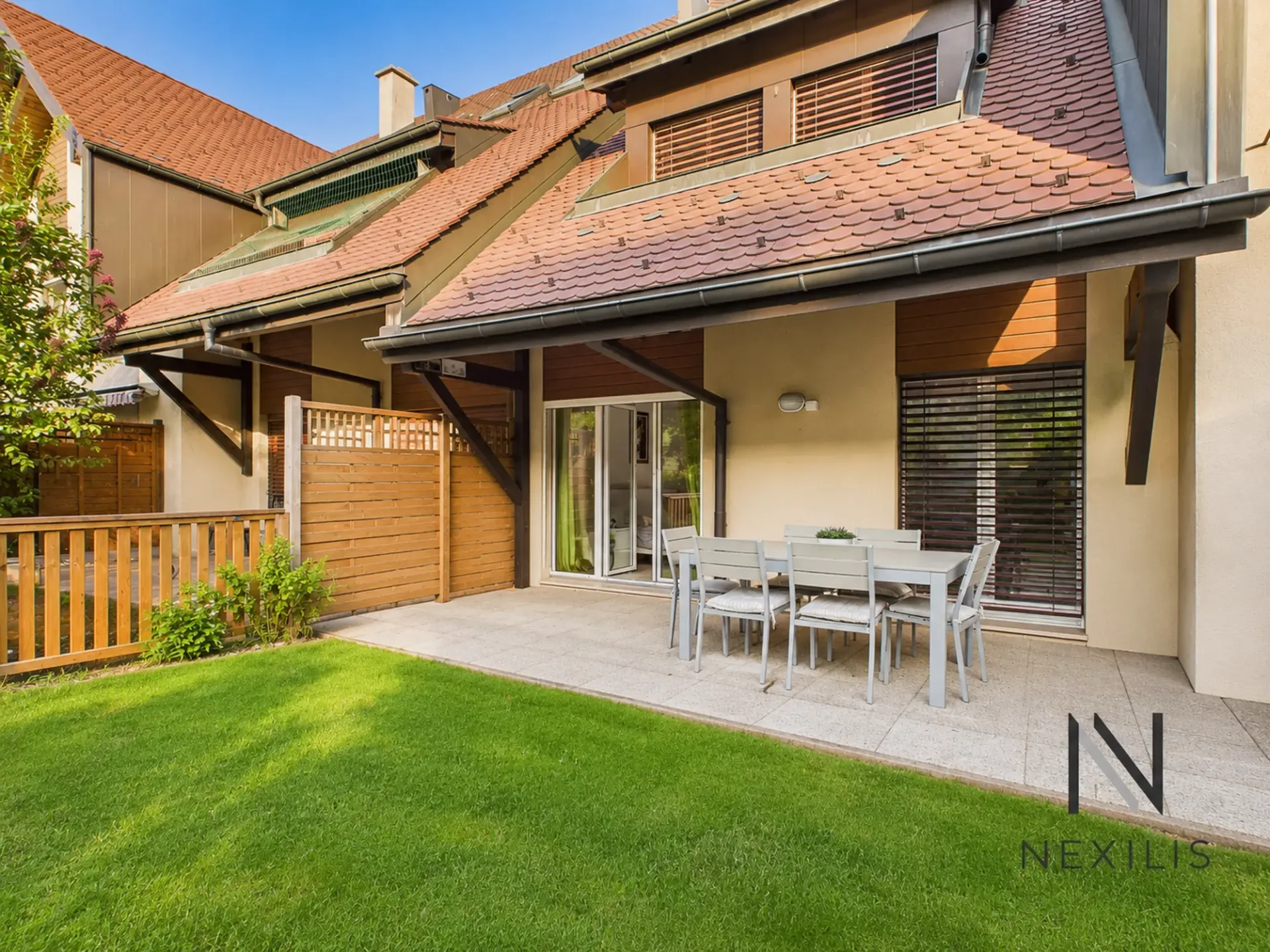 3,5 locali con giardino, balcone e 2 posti auto