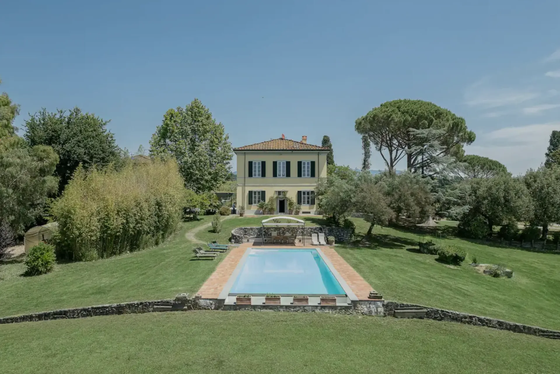 TOSKANA – Historische Villa in Hügelzone, 4 km von Lucca entfernt + 3,3 Hektar Land mit Olivenhain und Weinberg