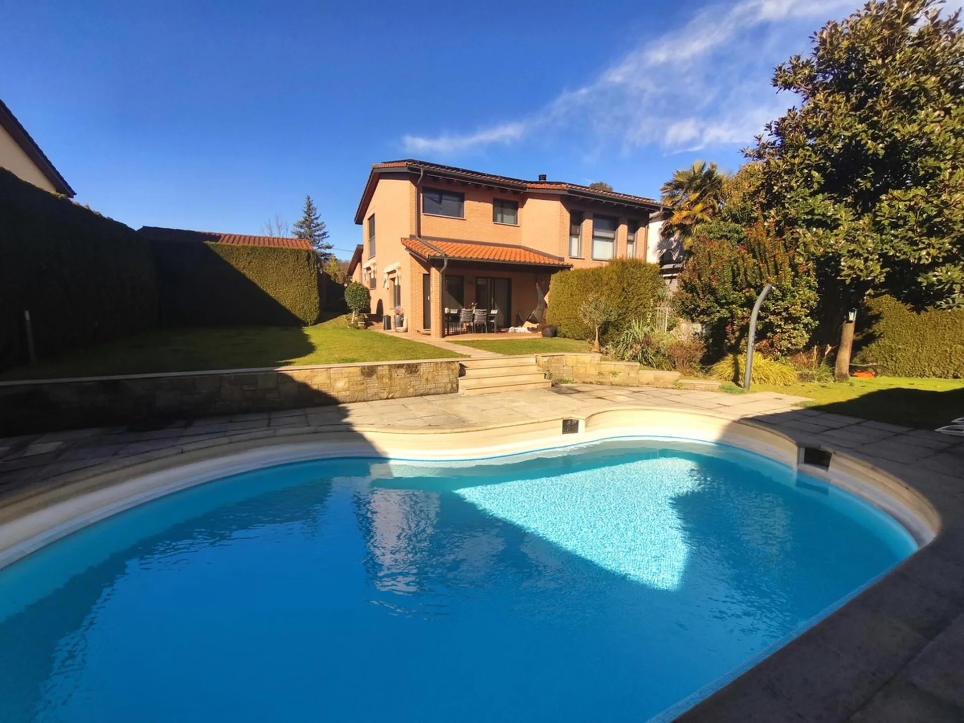 Villa mit 5,5 Zimmern, beheiztem Pool, privatem Garten und großzügigen Räumen