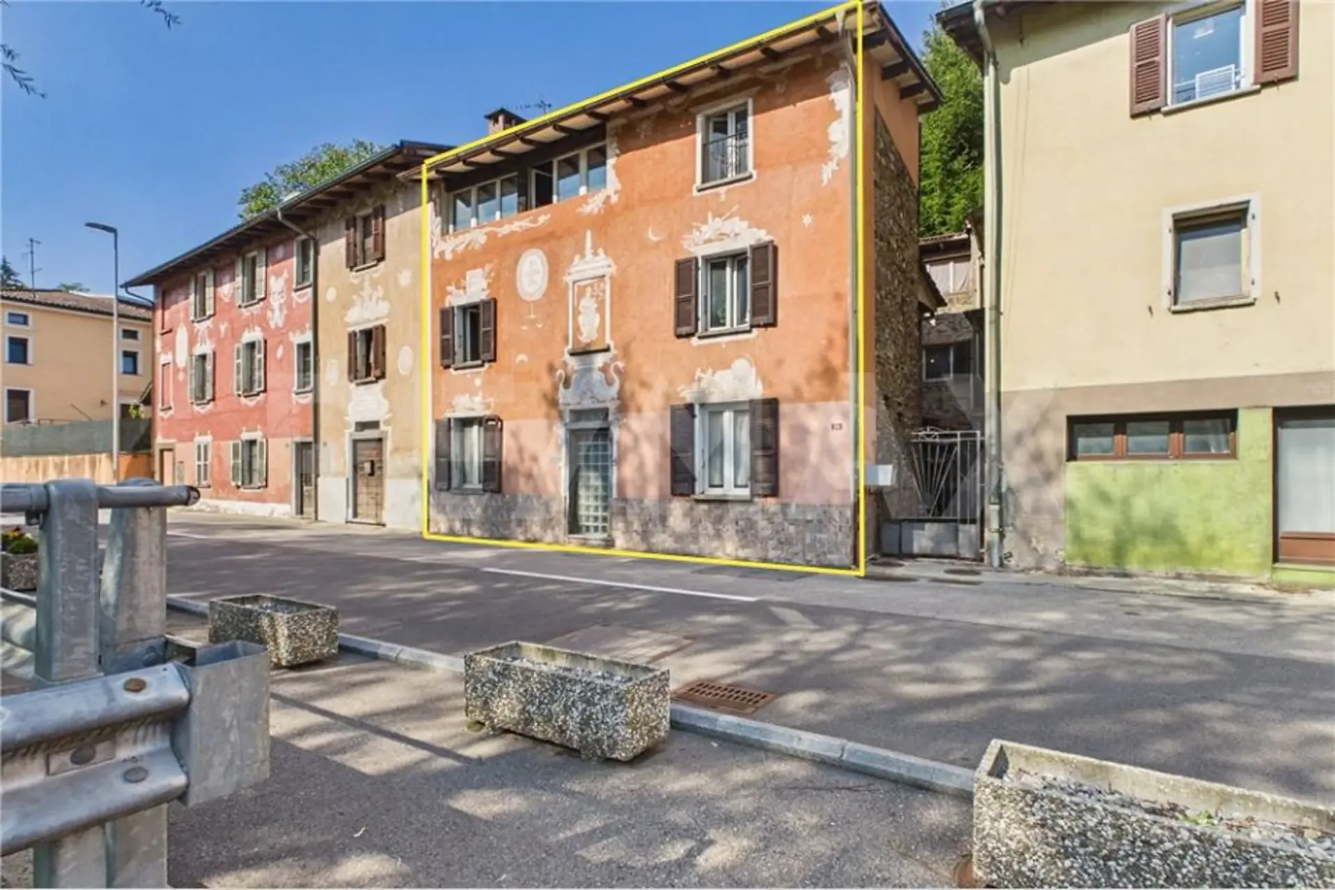 Casa bifamiliare con appartamenti indipendenti e collegamento interno
