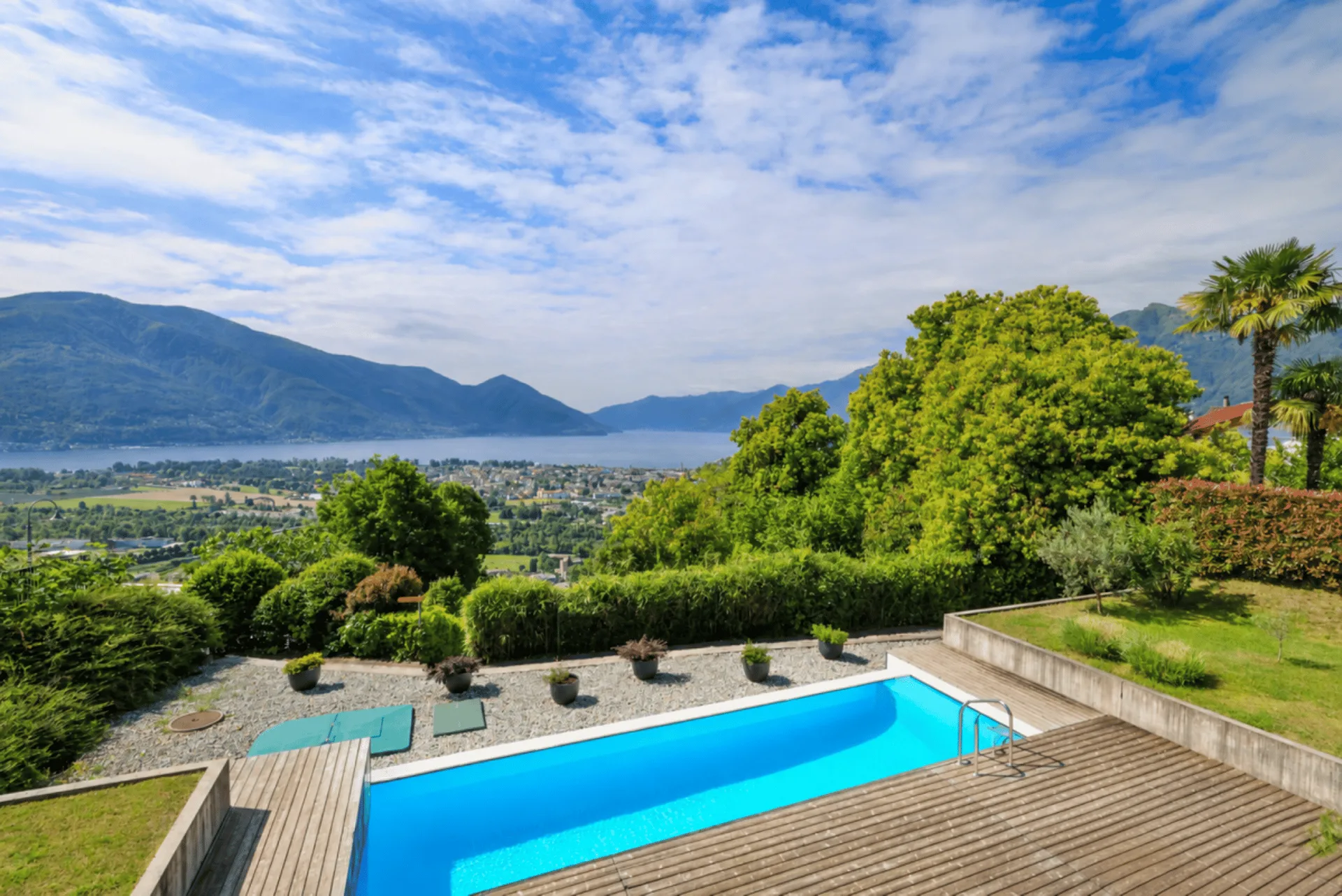 Moderne 3.5 Zi.-Wohnung mit Aussenpool und Seesicht