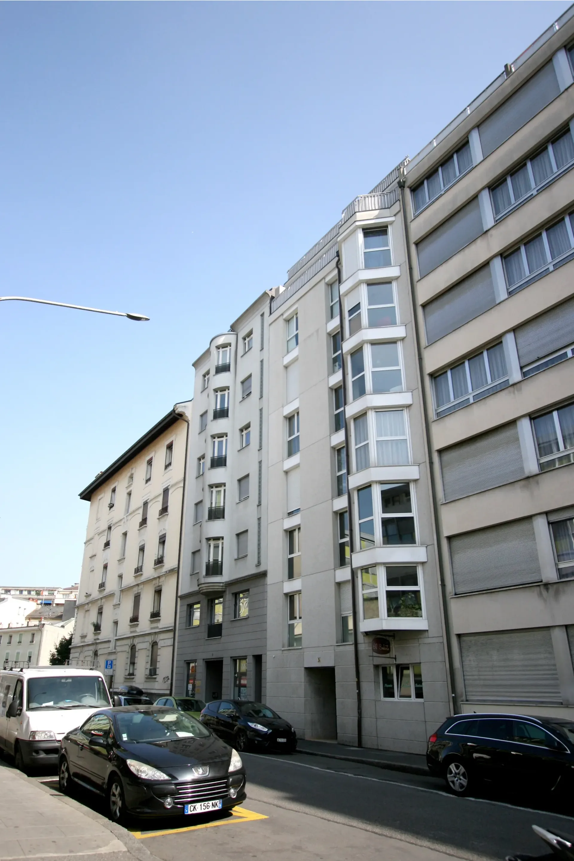 Appartement duplex en attique de 4,5 pièces avec balcon et terrasse en toiture aux Acacias