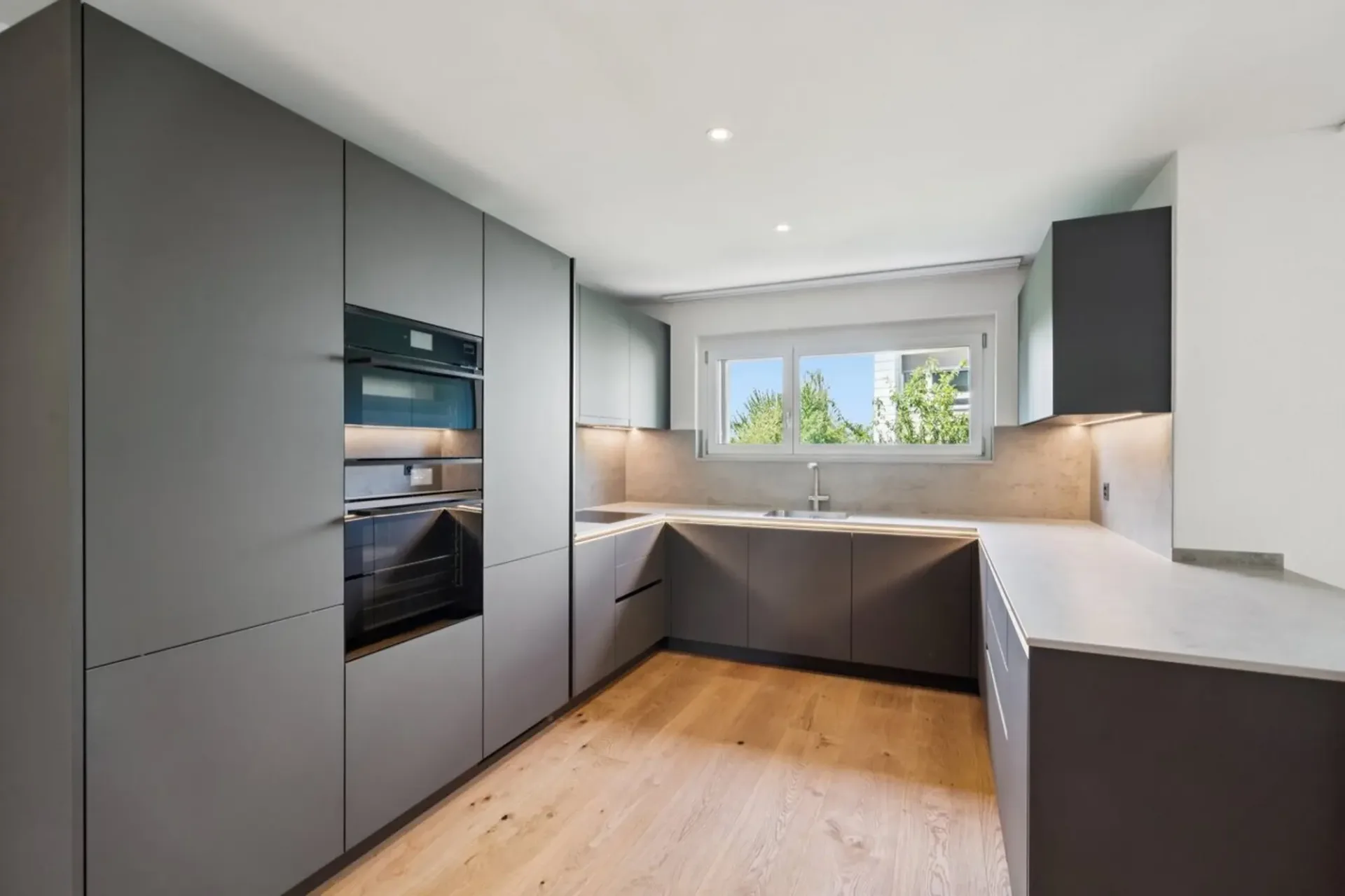Spacious 4.5-room apartment with two covered balconies