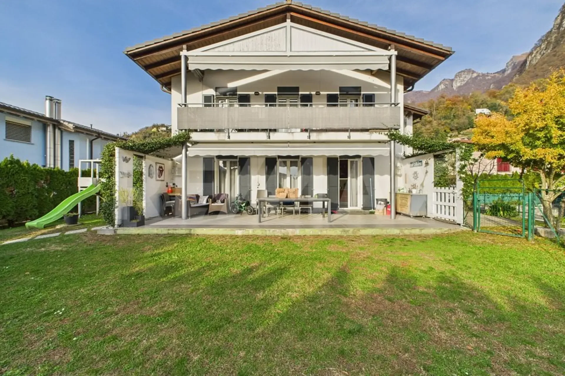 Villa Bifamiliare con grandi spazi interni ed esterni