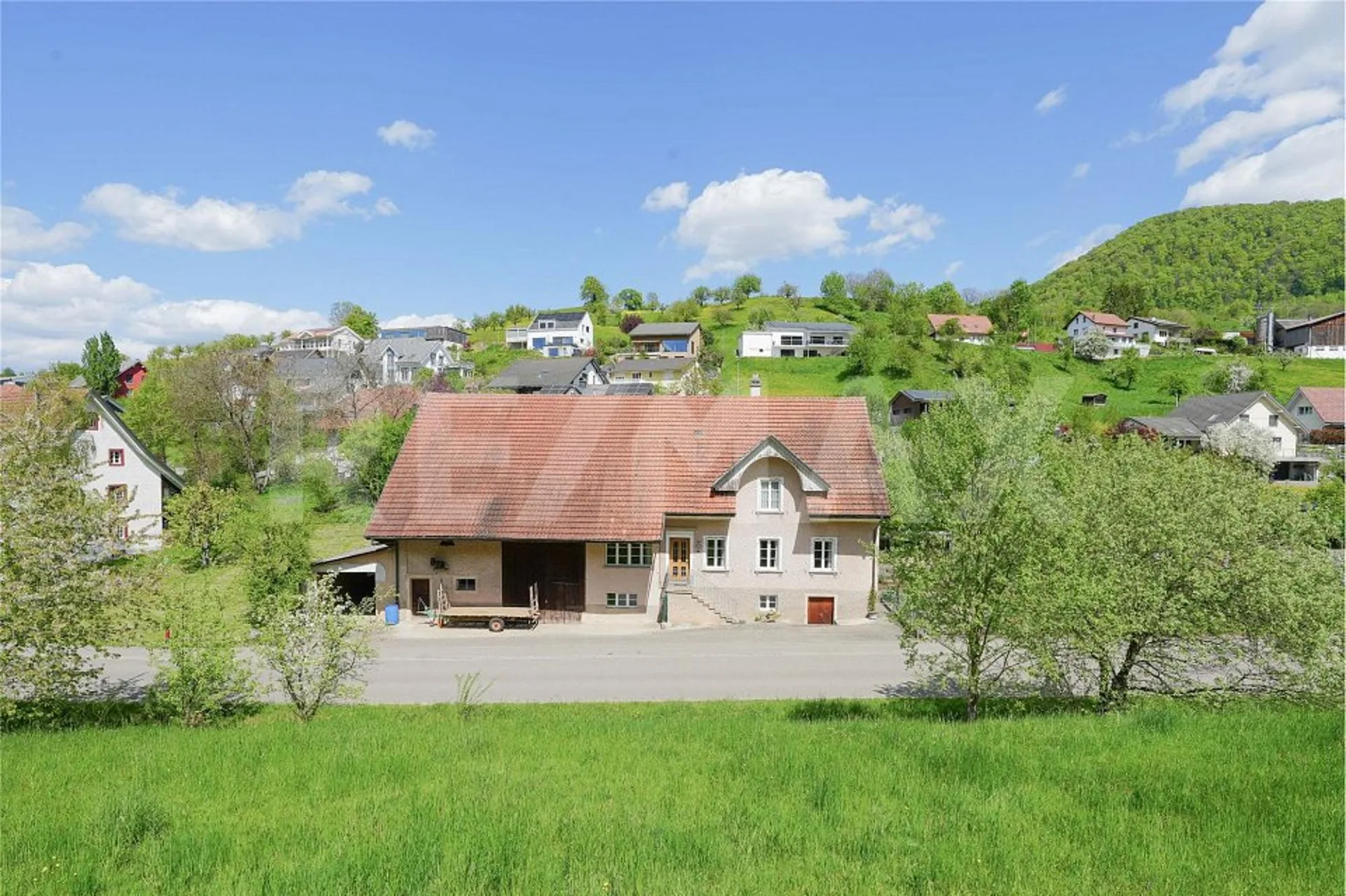 Grosszügiges, bewohnbares Bauernhaus mit separater Baulandreserve