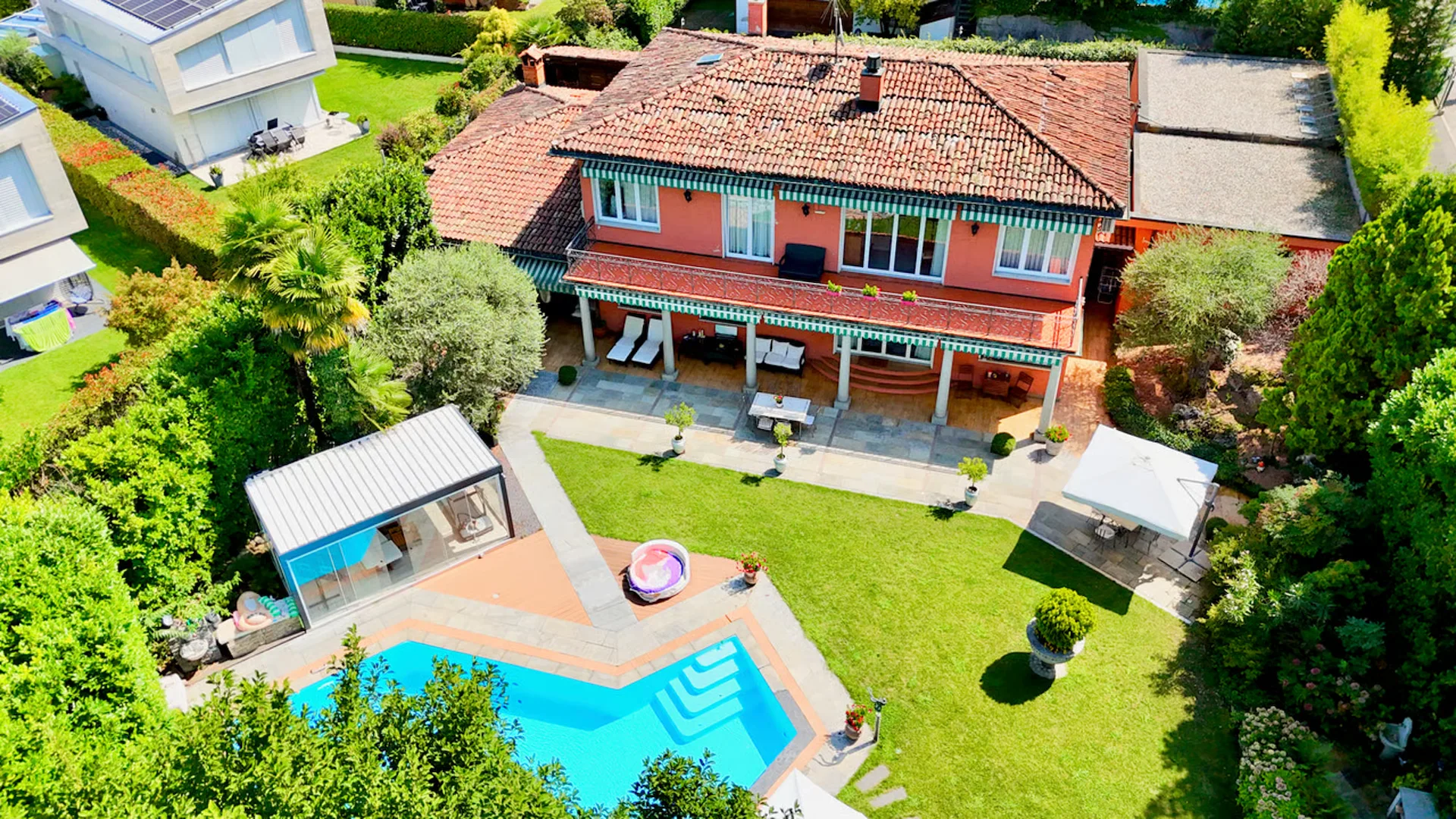 Elegante Villa con Splendida Piscina e Rigoglioso Giardino a Caslano