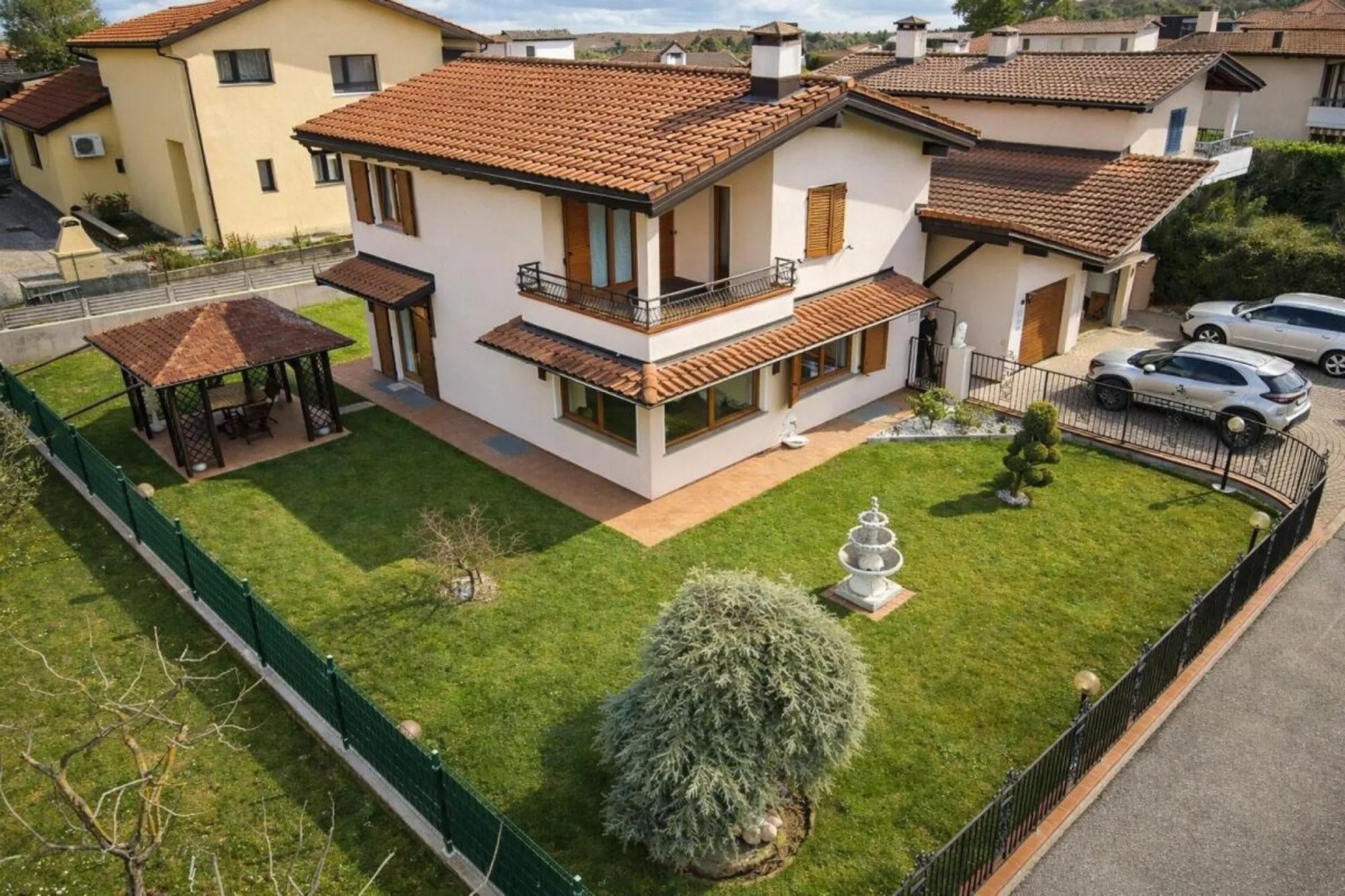 Schönes Einfamilienhaus mit gepflegtem Garten in sonniger und gut erschlossener Lage