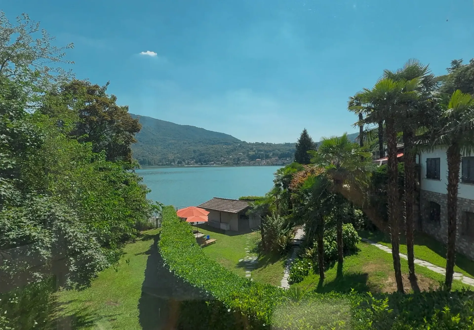 Haus am See in Caslano mit privatem Steg