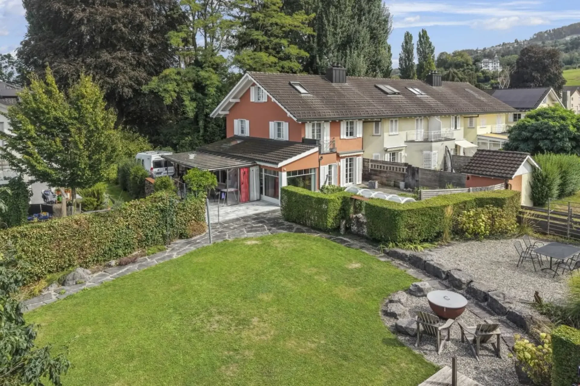 Familienfreundliches, zentral- und ruhig gelegenes Reiheneckhaus mit viel Platz und Baulandreserve