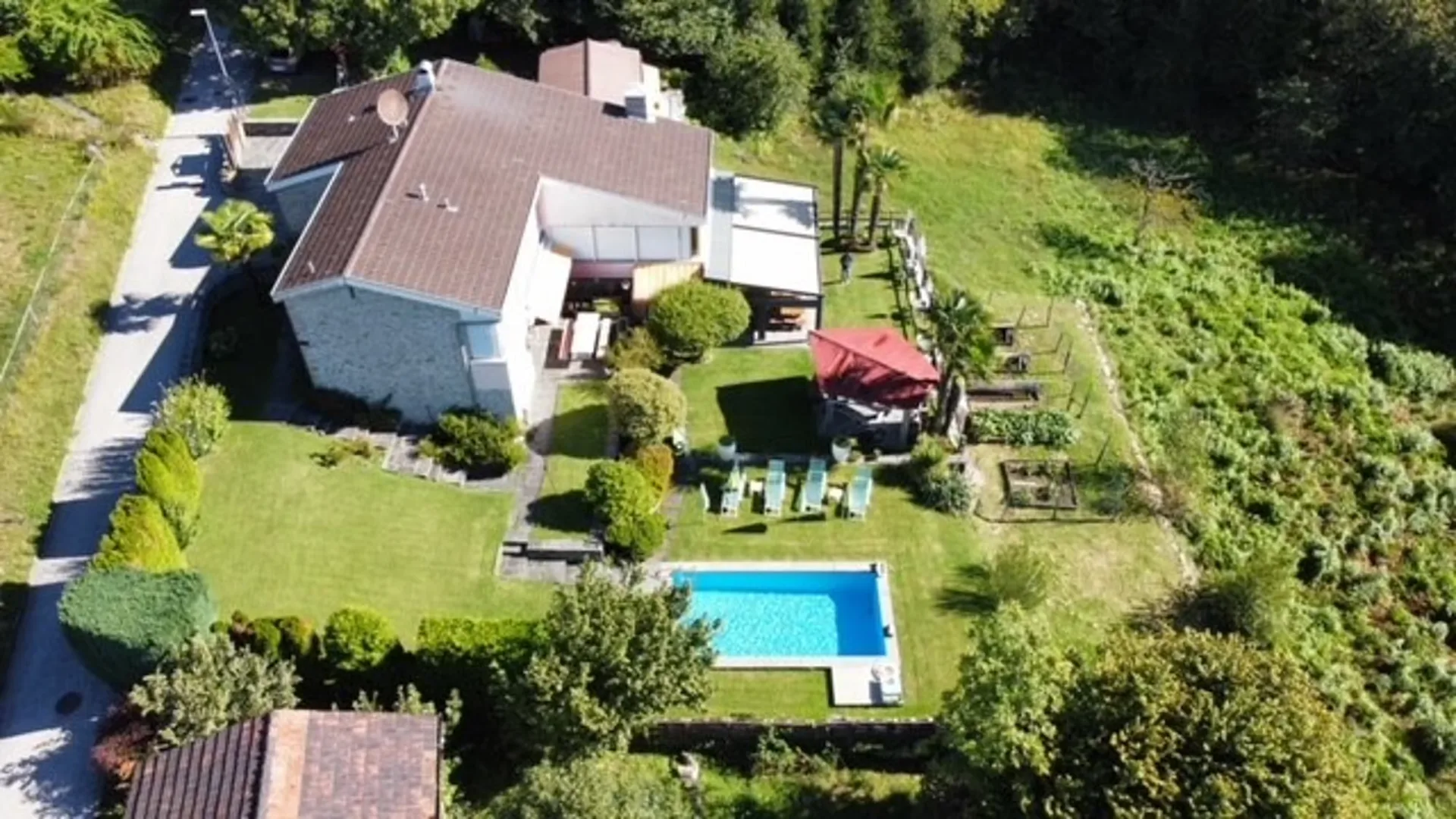 Verkauf in Val Resa (Brione sopra Minusio) - Haus mit Pool und großem Garten