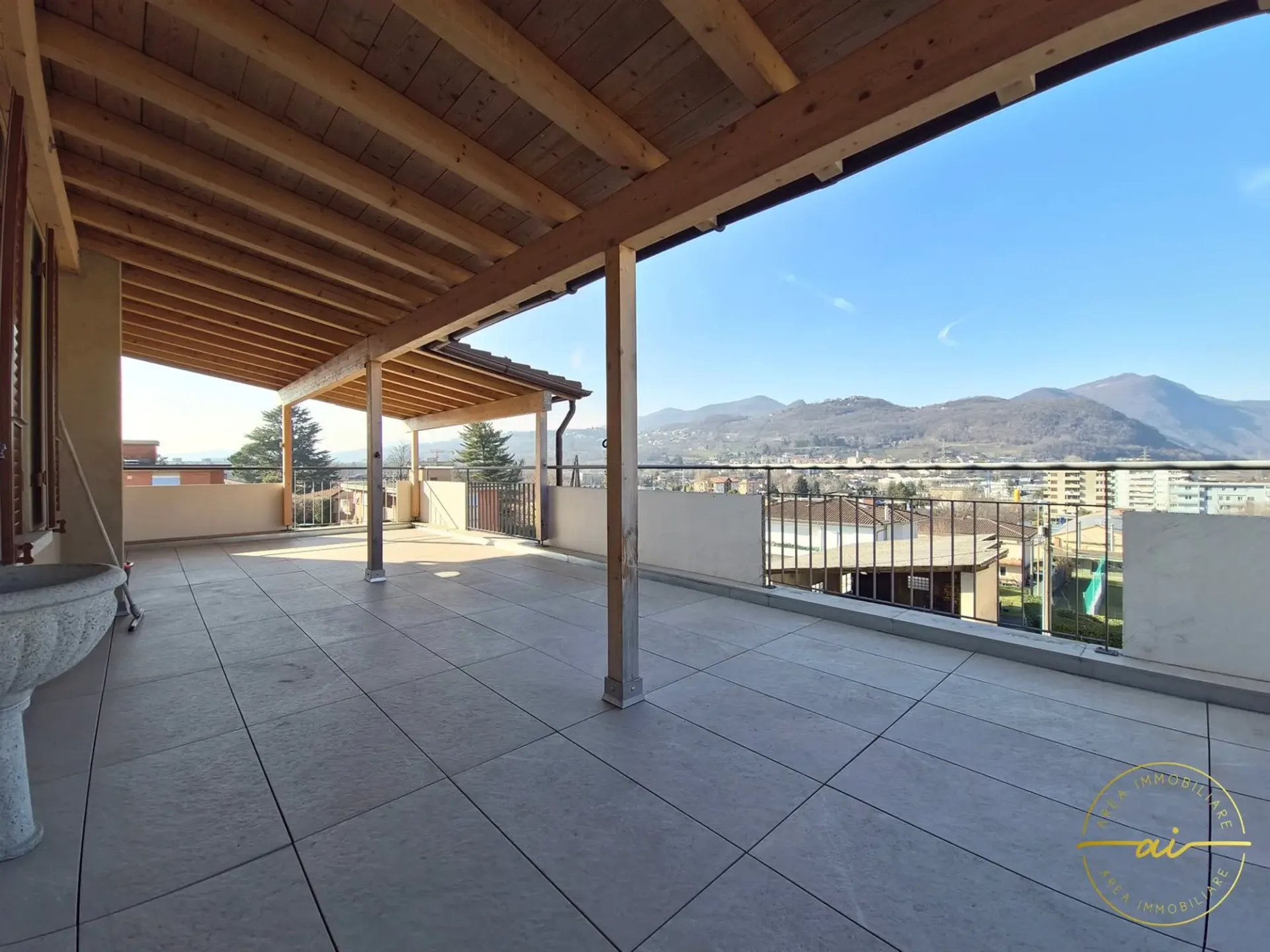 Wohnung mit 4 Zimmern und großer überdachter Terrasse in Mendrisio mit Einkommen