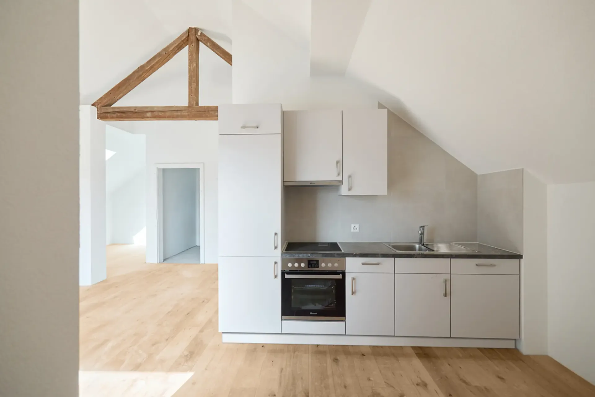 HELLE UND ZEITGEMÄSSE 2.5-ZIMMER-DACHWOHNUNG