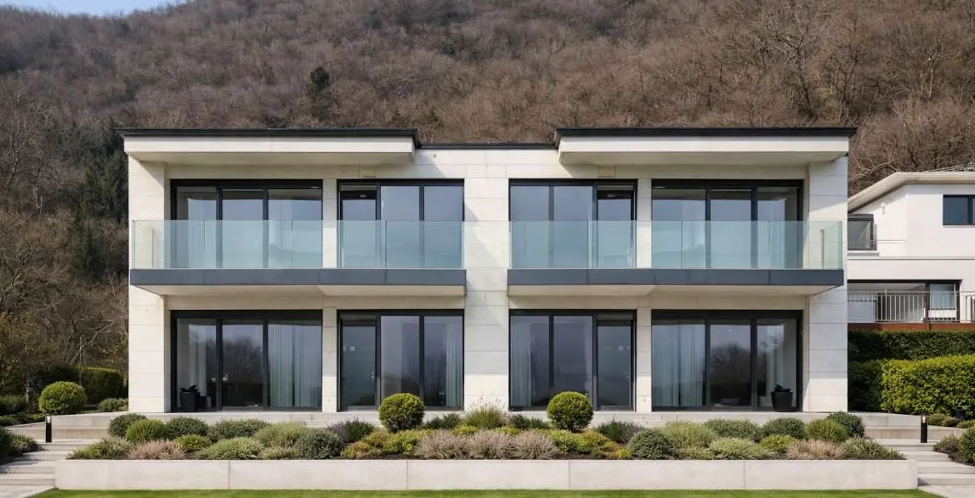 Moderne Villa mit neuem Bau und privatem Garten