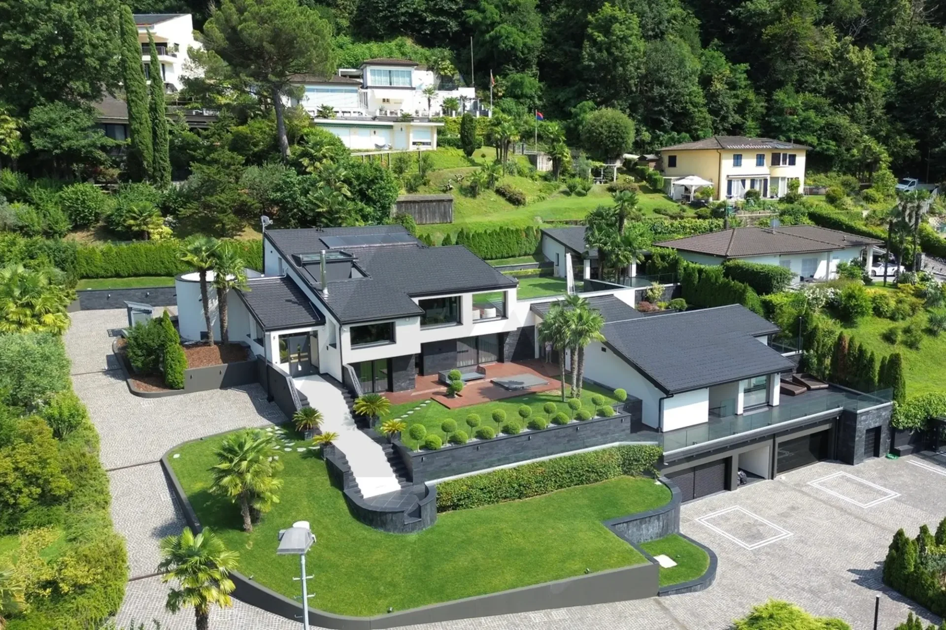 LUSSUOSA VILLA VISTA LAGO CON DARSENA PRIVATA