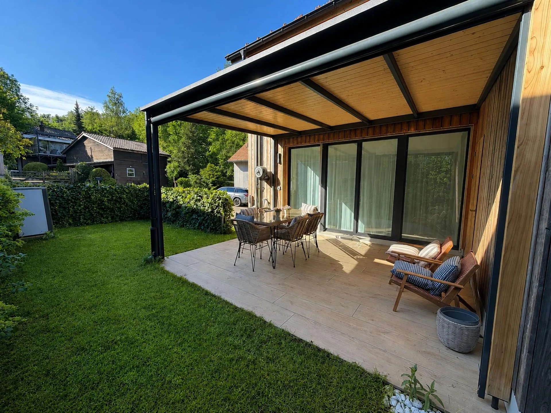 Modernes 6.5-Zimmer-Doppeleinfamilienhaus in Flüh – Raum für Familie, Arbeit und Natur