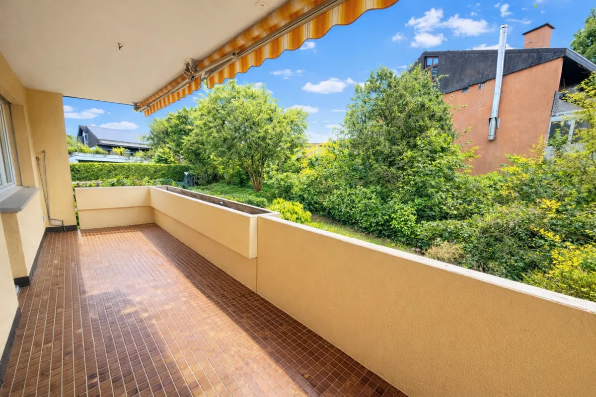 CHARMANTE, GROSSZÜGIGE MAISONETTEWOHNUNG MIT BALKON IM GRÜNEN