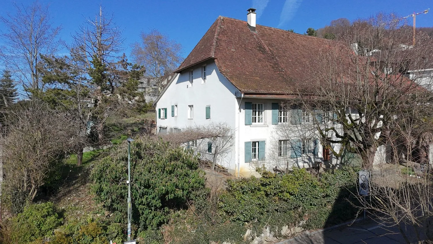 Casa colonica attraente con potenziale di sviluppo e riserva di terreno edificabile