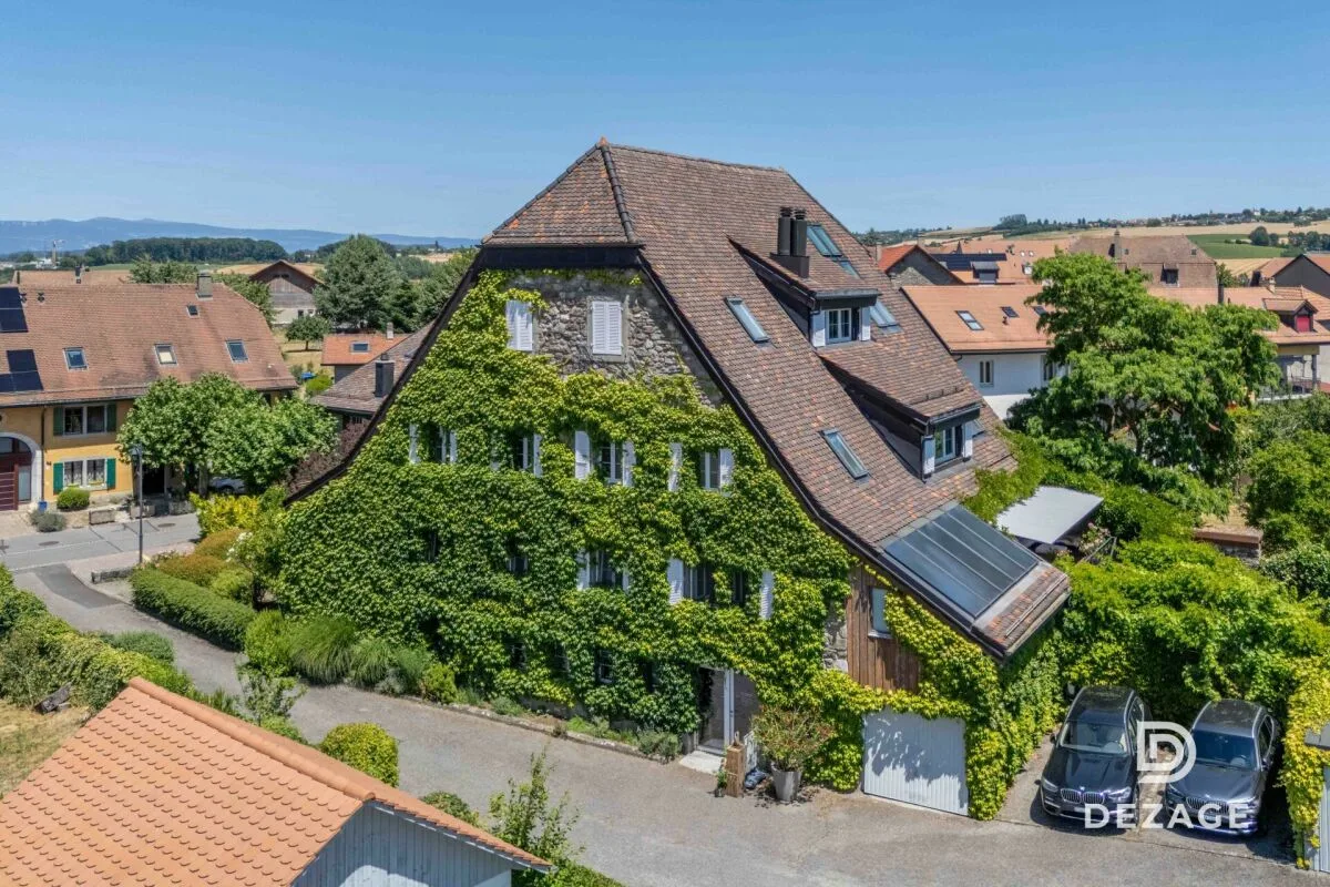 Wohnung mit Charakter und Panoramablick sowie Garten im Herzen des Dorfes!