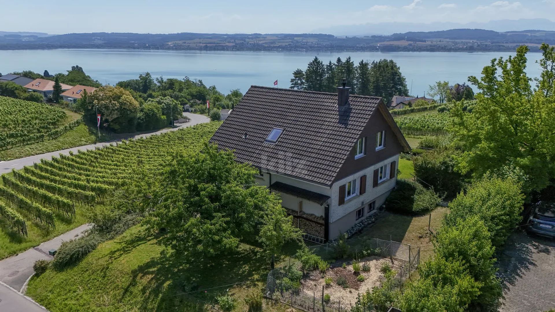 Schöne Villa mit Blick auf den See und die Berge