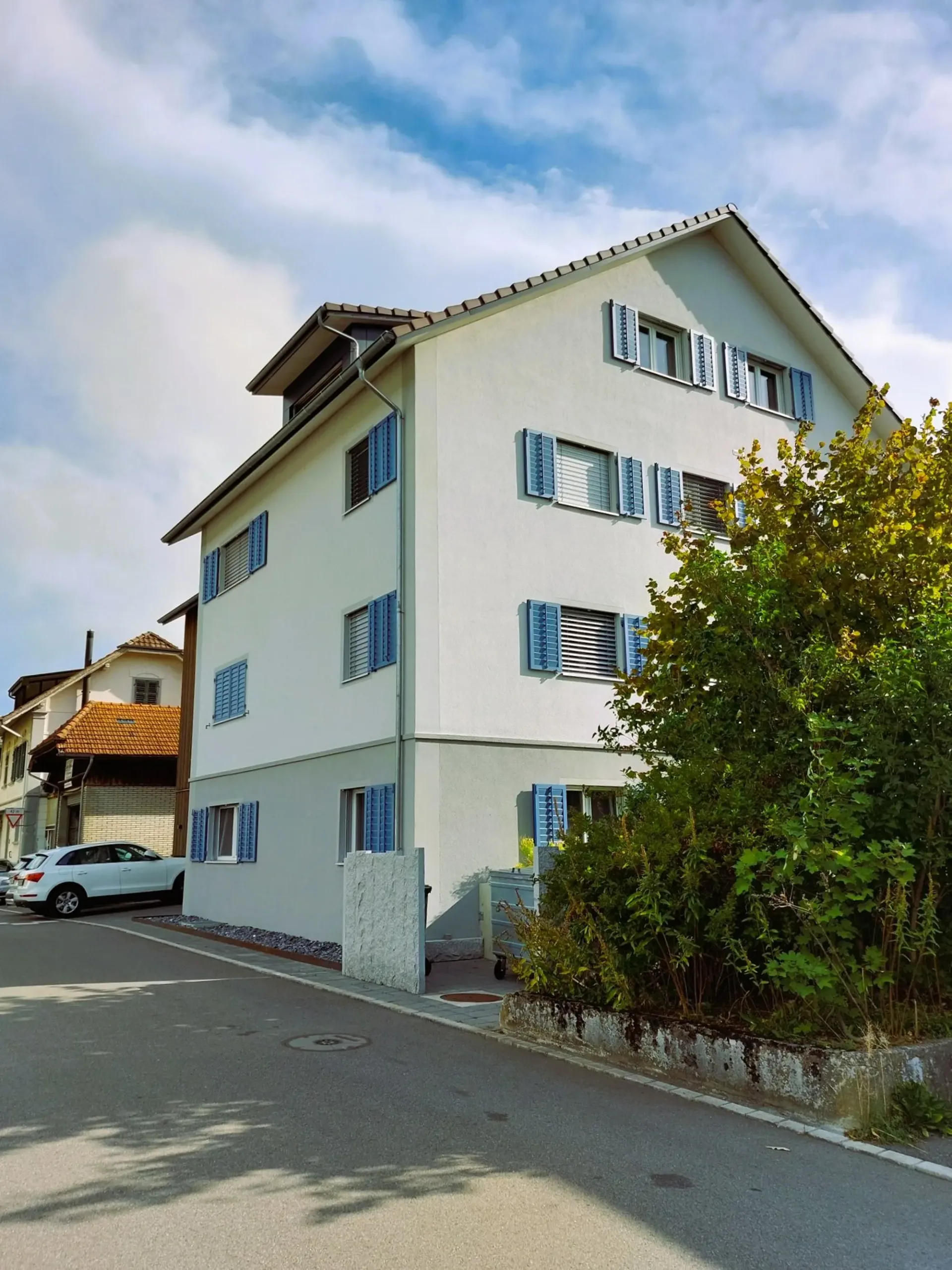 Charmante Wohnung mit viel Umschwung, modern und familienfreundlich
