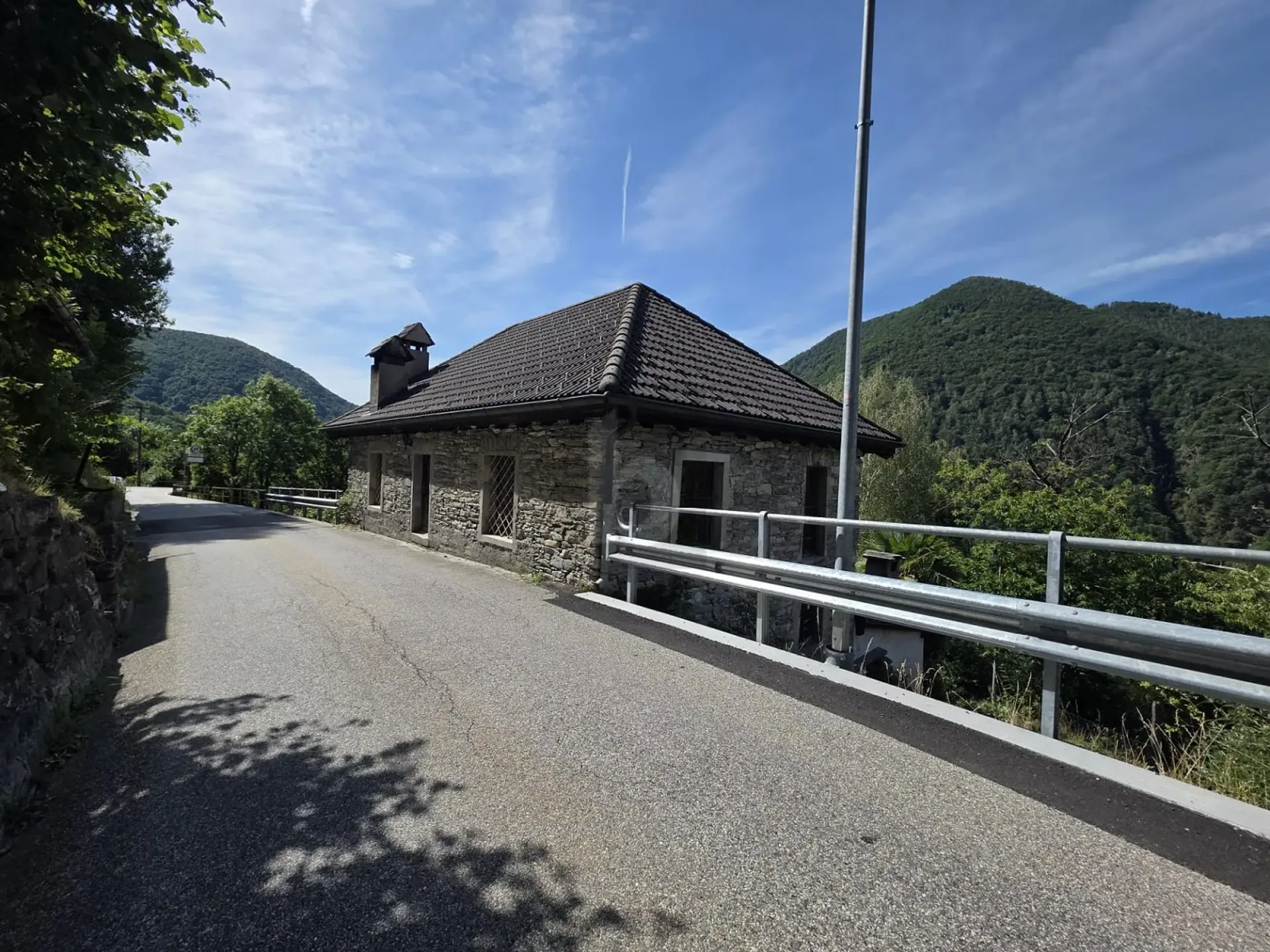 TYPISCH, GERÄUMIG MIT VIELEM SONNENLICHT UND NATUR