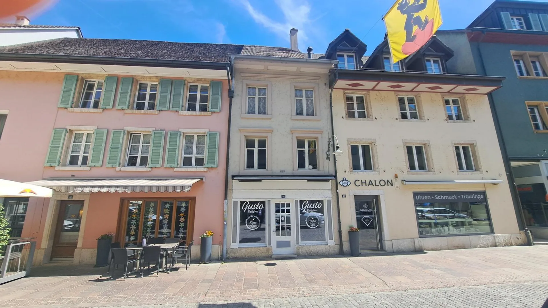 Renovationsbedürftigtes Einfamilienhaus mit Laden an zentraler Lage