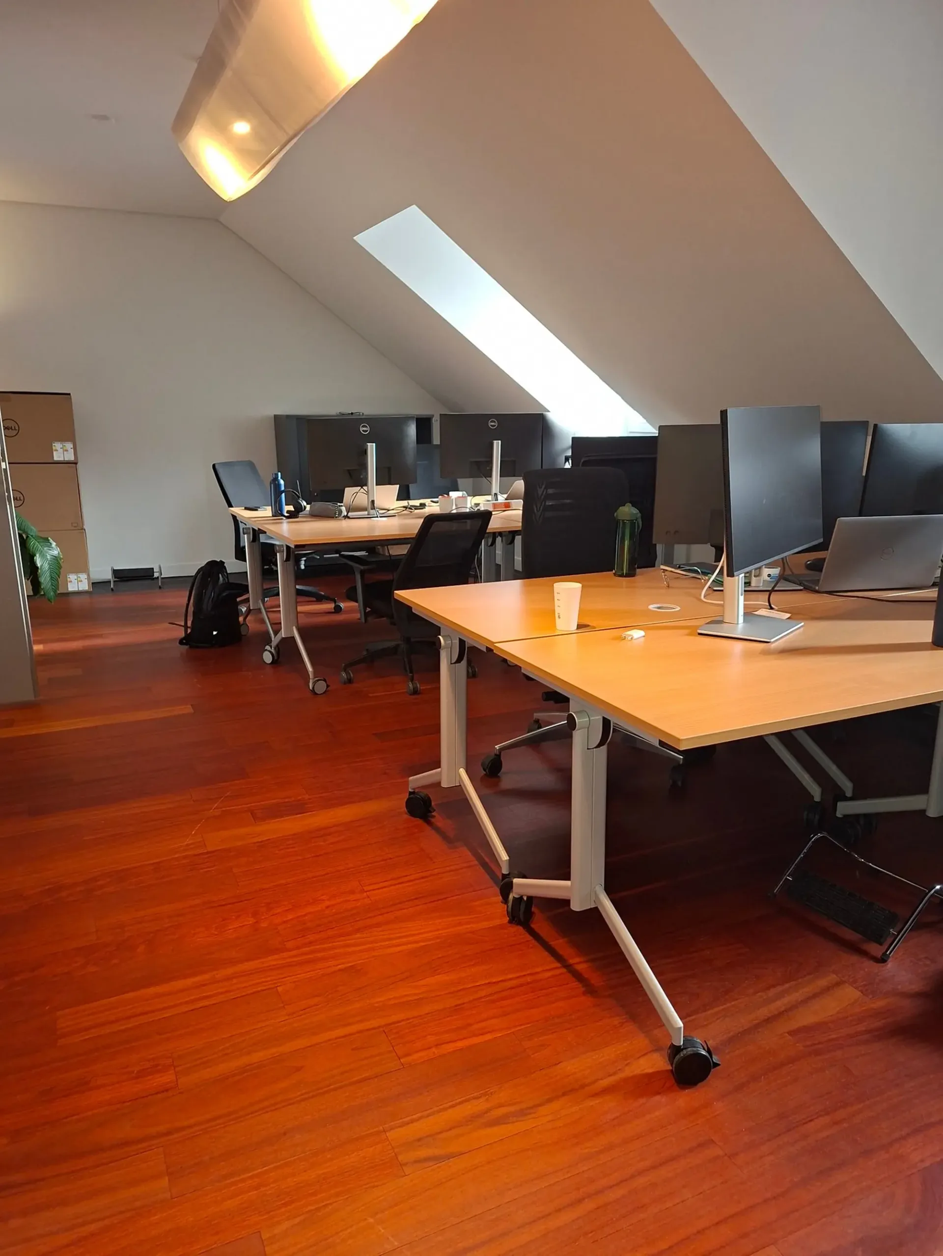 Modernes Büro im Herzen von La Chaux-de-Fonds in einem renovierten alten Gebäude mit Geschmack