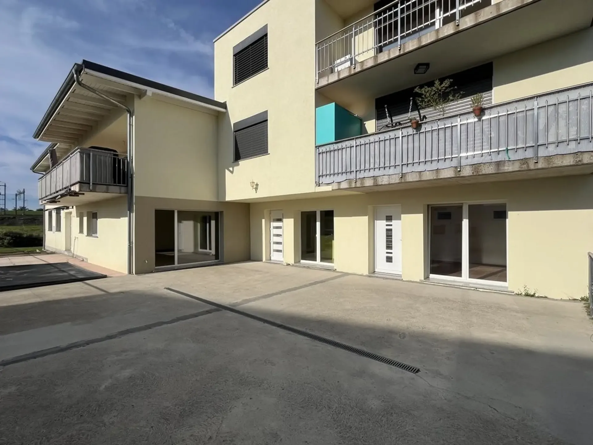 CHENENS (DE) - Gewerbliche Immobilie im Erdgeschoss - 190m2
