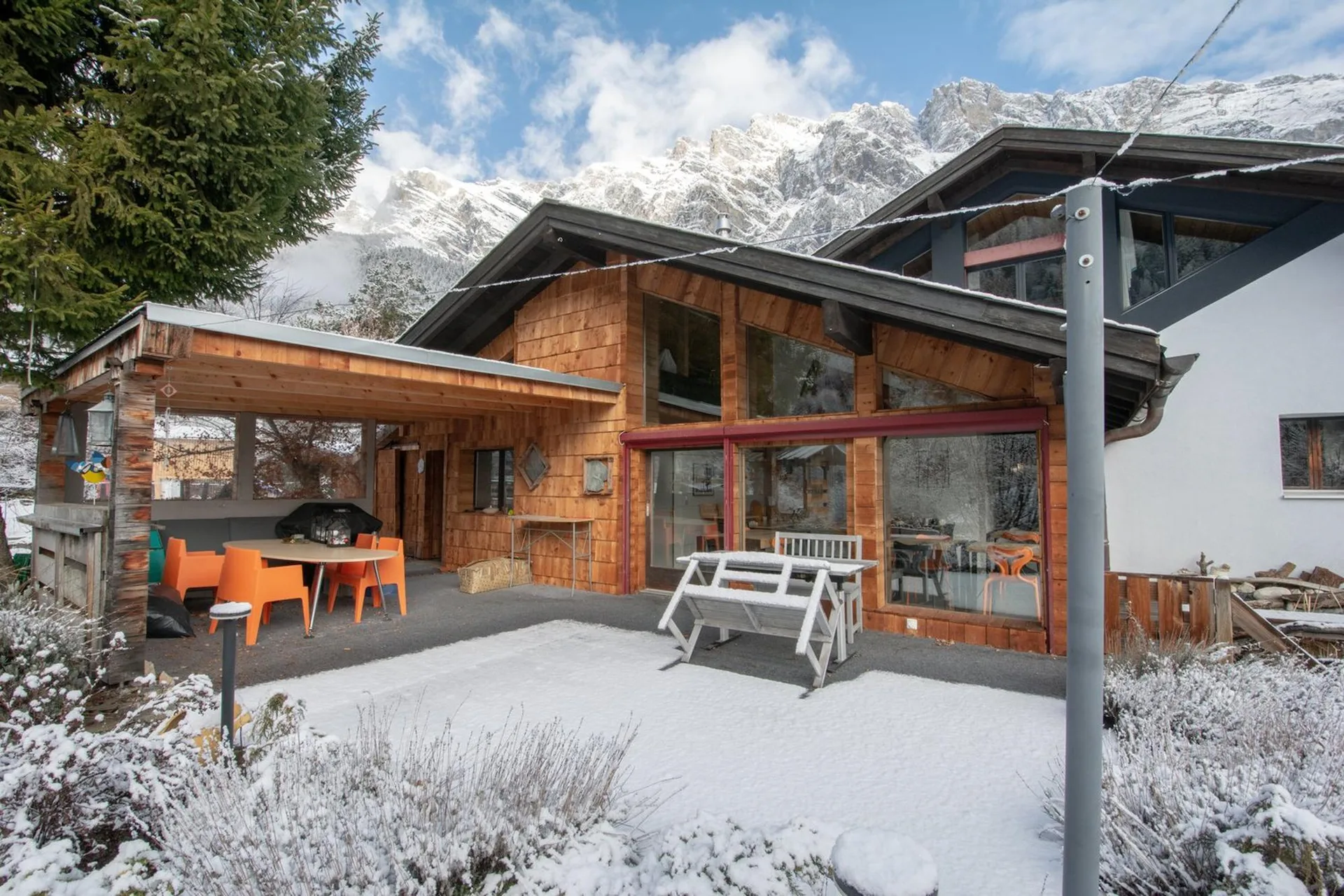 Grand chalet individuel avec un appartement de 3.5 pièces attenant