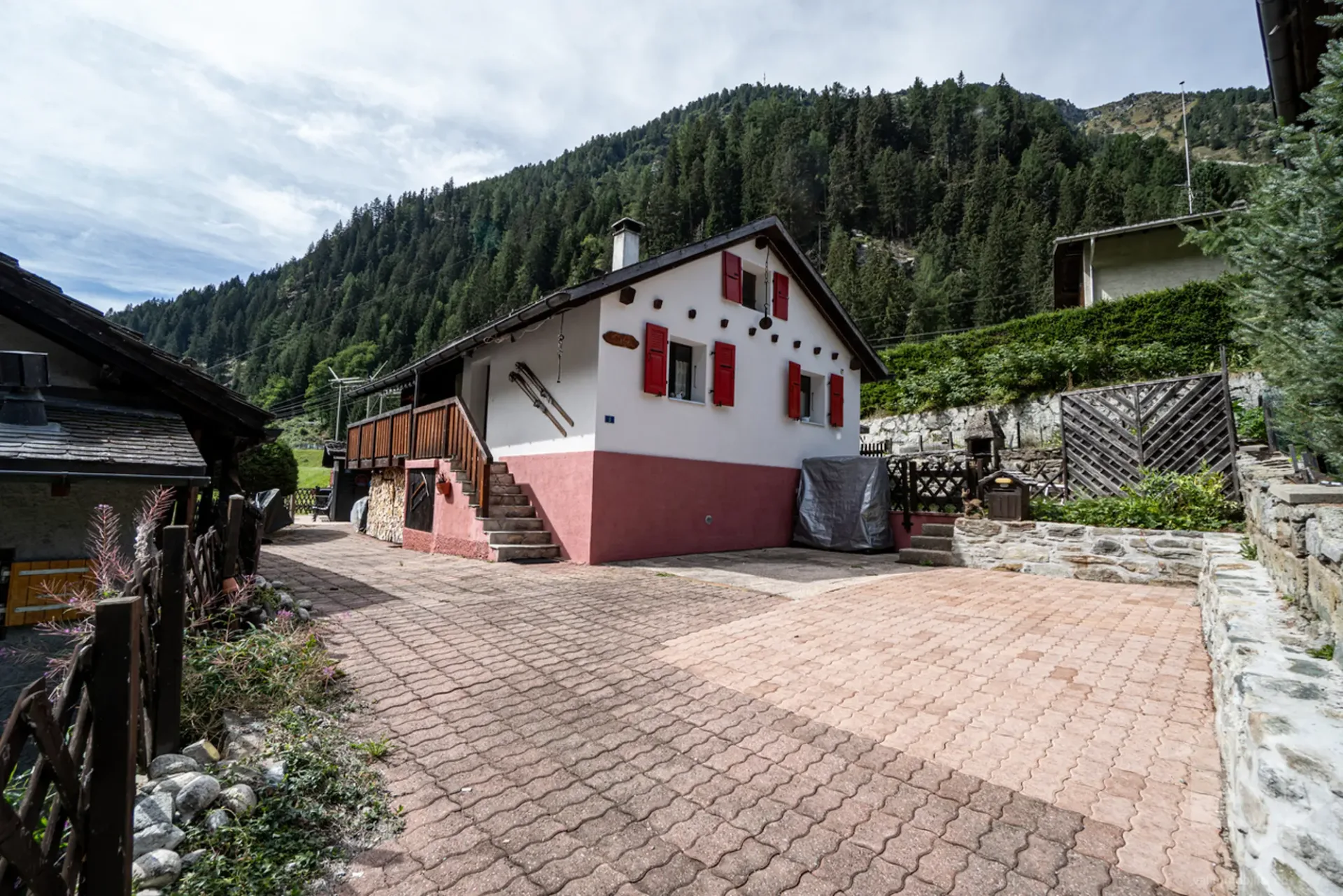 Séduisant chalet à Mottec comprenant deux appartements indépendants
