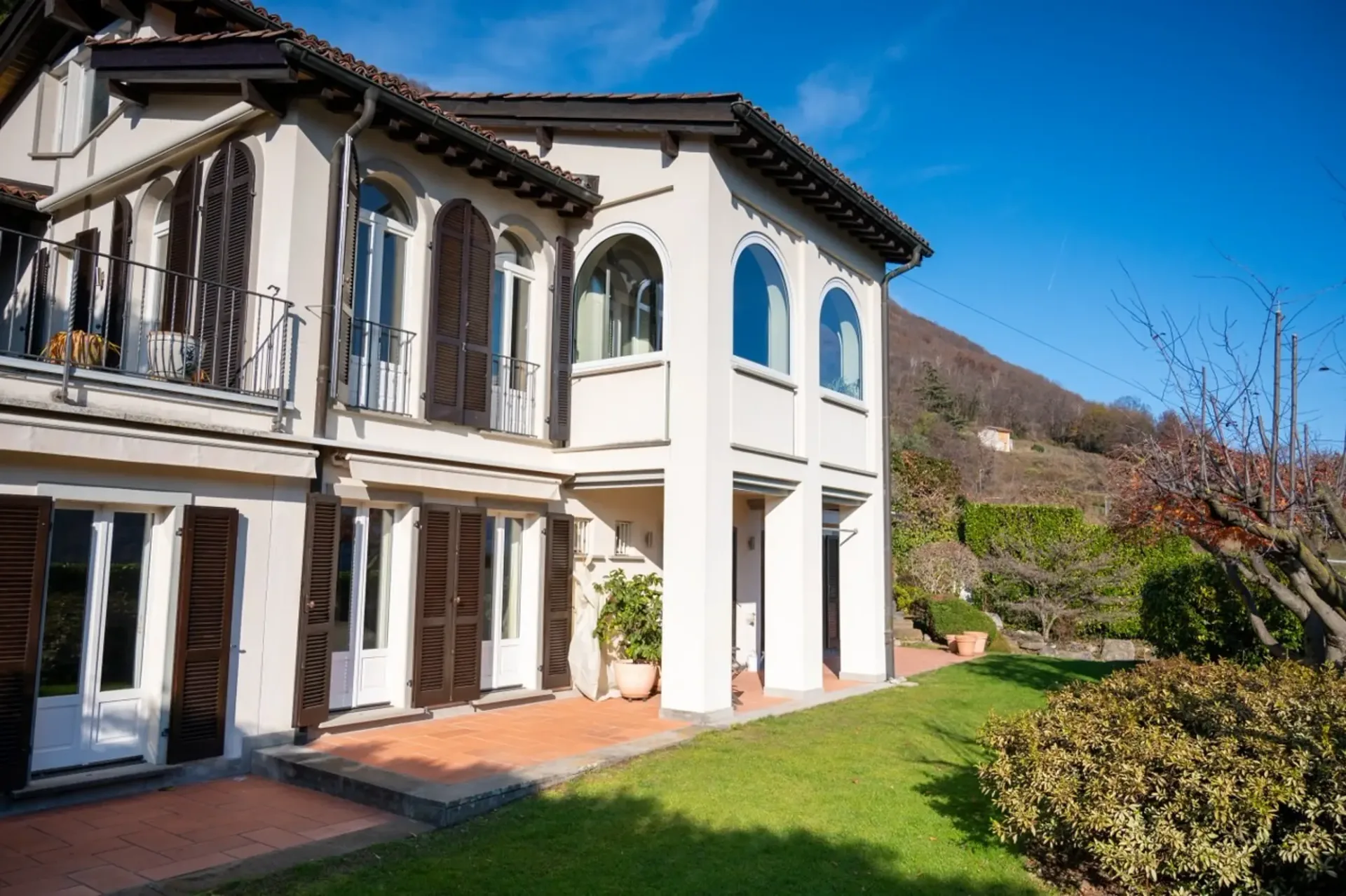 Wichtige Villa umgeben von einem großen Park mit Seeblick