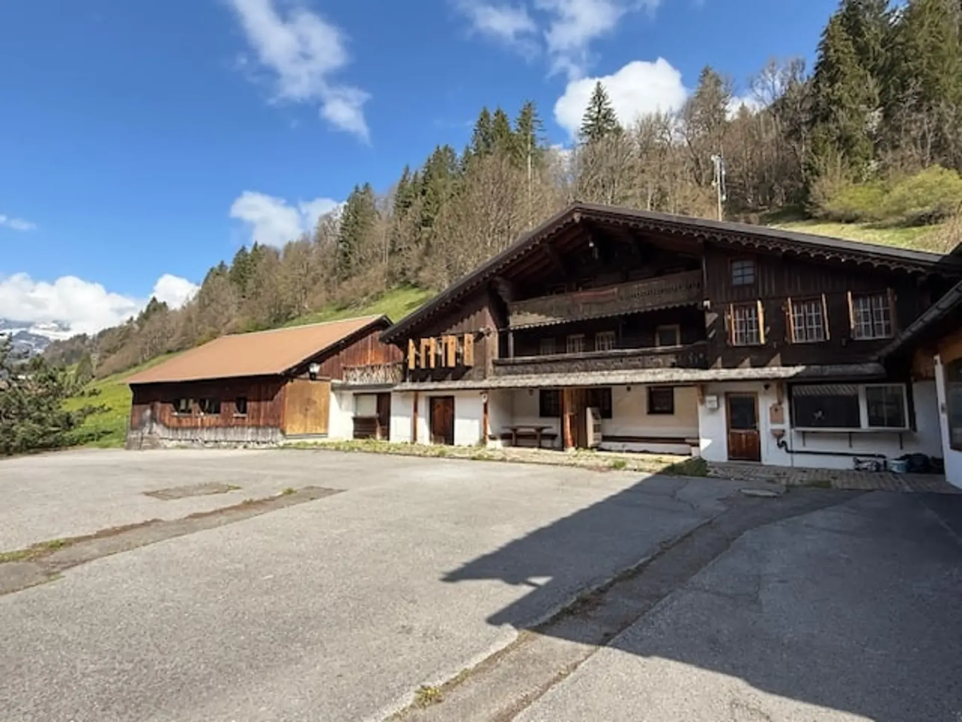 A vendre, auberge, café-restaurant et logements "Le Rosex"