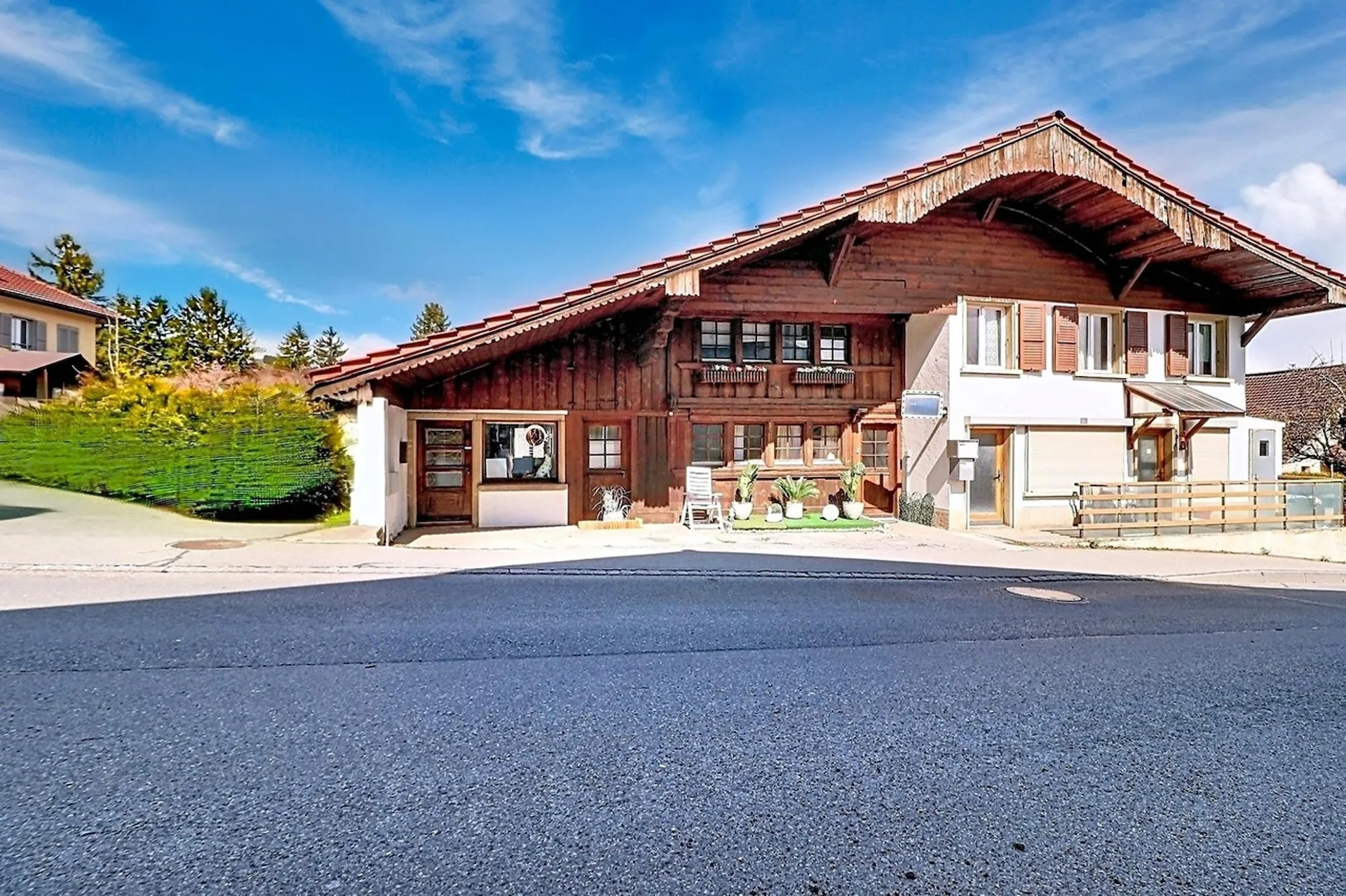 Sorens - Renovierte Villa mit 2 Wohnungen und 1 Gewerbeeinheit