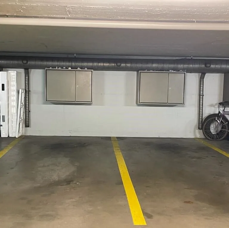 Grosser Autoeinstellhallenplatz mit Aufbewahrungsbox zu vermieten