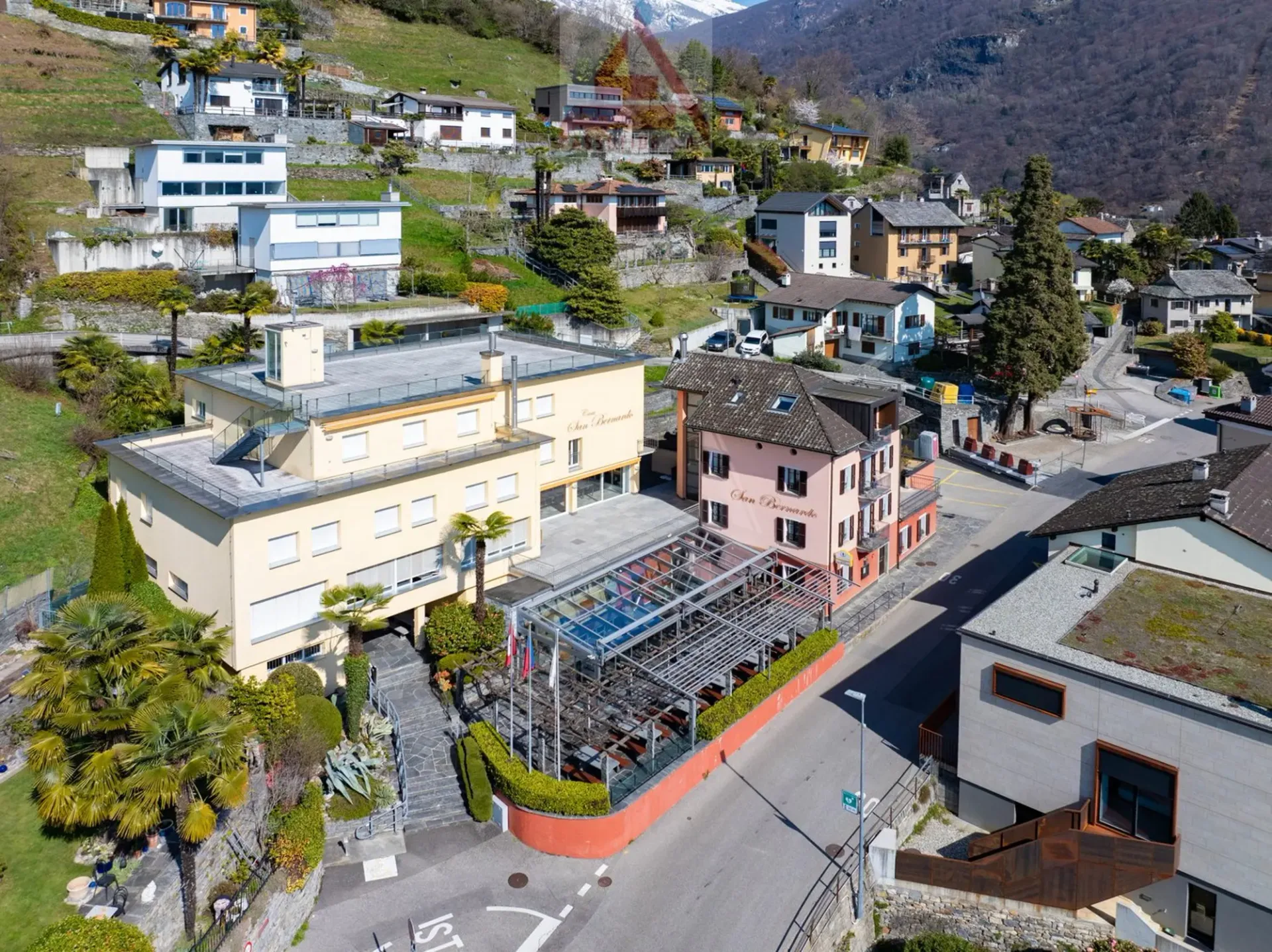 Piccolo boutique hotel con ristorante e ostello / Kleines Boutique-Hotel mit Restaurant und Hostel