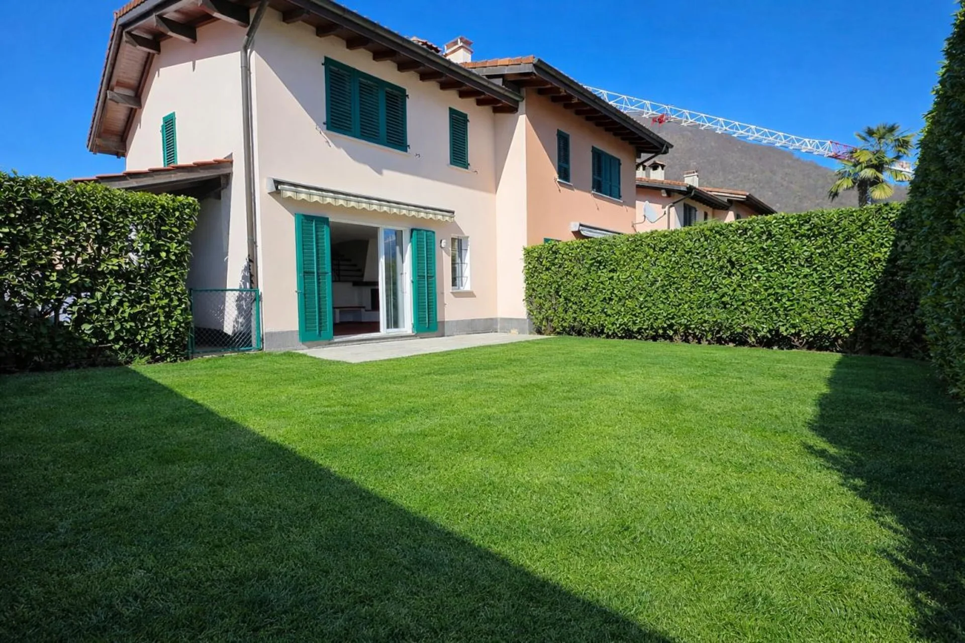 Eck-Reihenhaus mit Garten – Losone