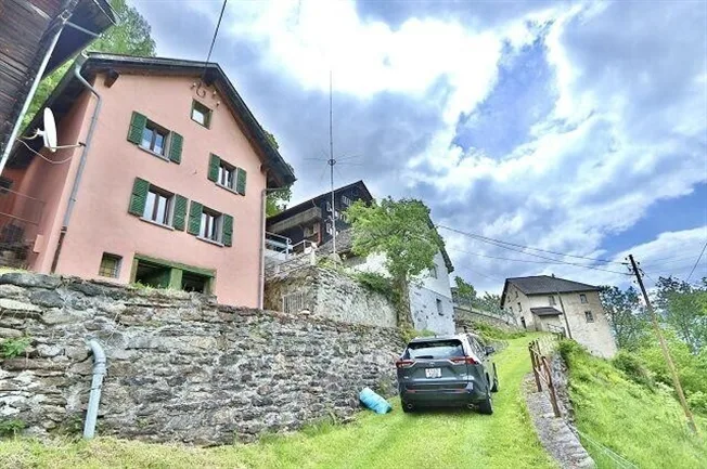 4-Zimmer-Haus mit kleinem Garten an sehr ruhiger, sonniger Aussicht...