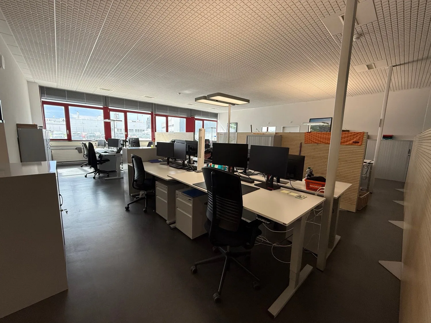 Büros mit 526 m² in Marin – Zugänglich und gut angebunden
