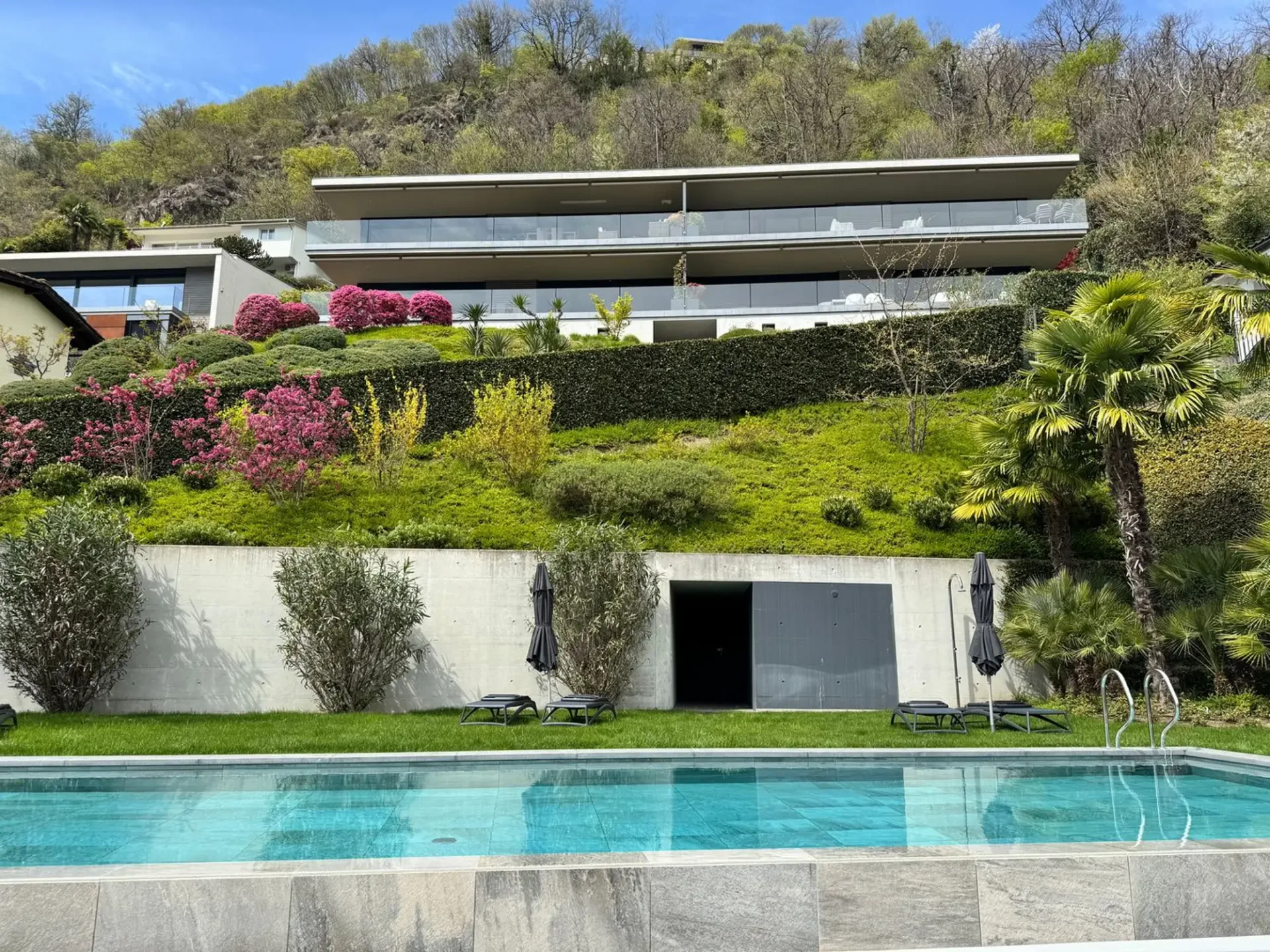 Schönes 3,5-Zimmer-Apartment mit Seeblick, Garten und Pool