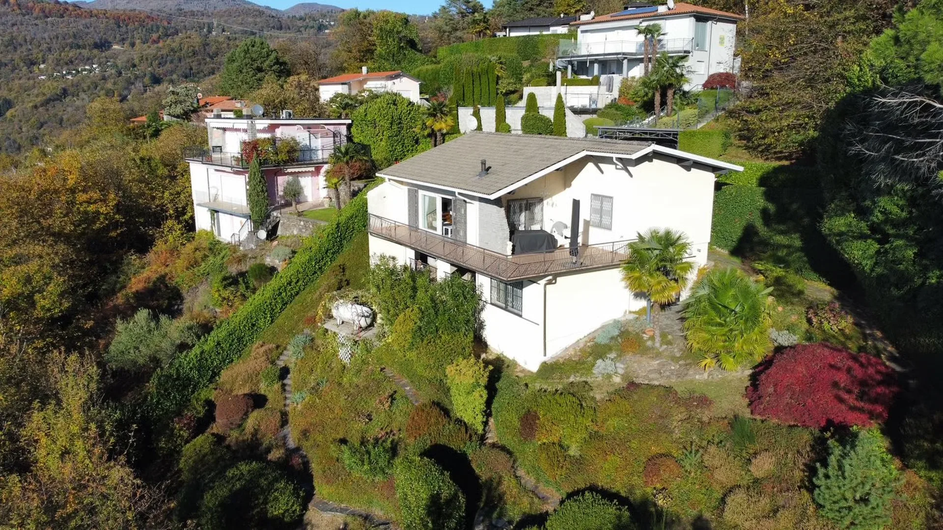 Sehr gepflegte Villa in ruhiger und sehr sonniger Lage mit großen Terrassen und Traumseeblick