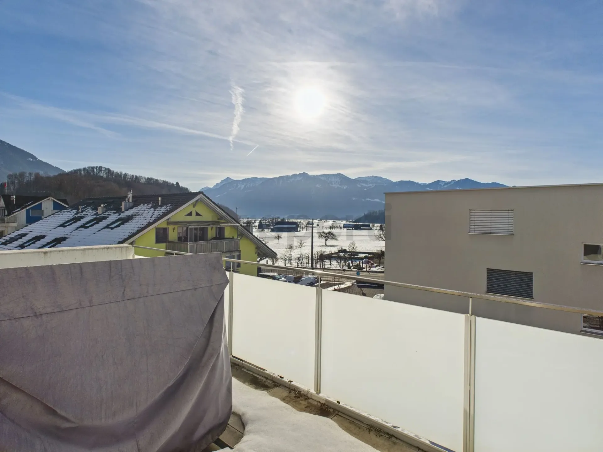 Moderne 4.5-Zimmer-Wohnung mit Balkon und schöner Weitsicht, inkl. einem Parkplatz