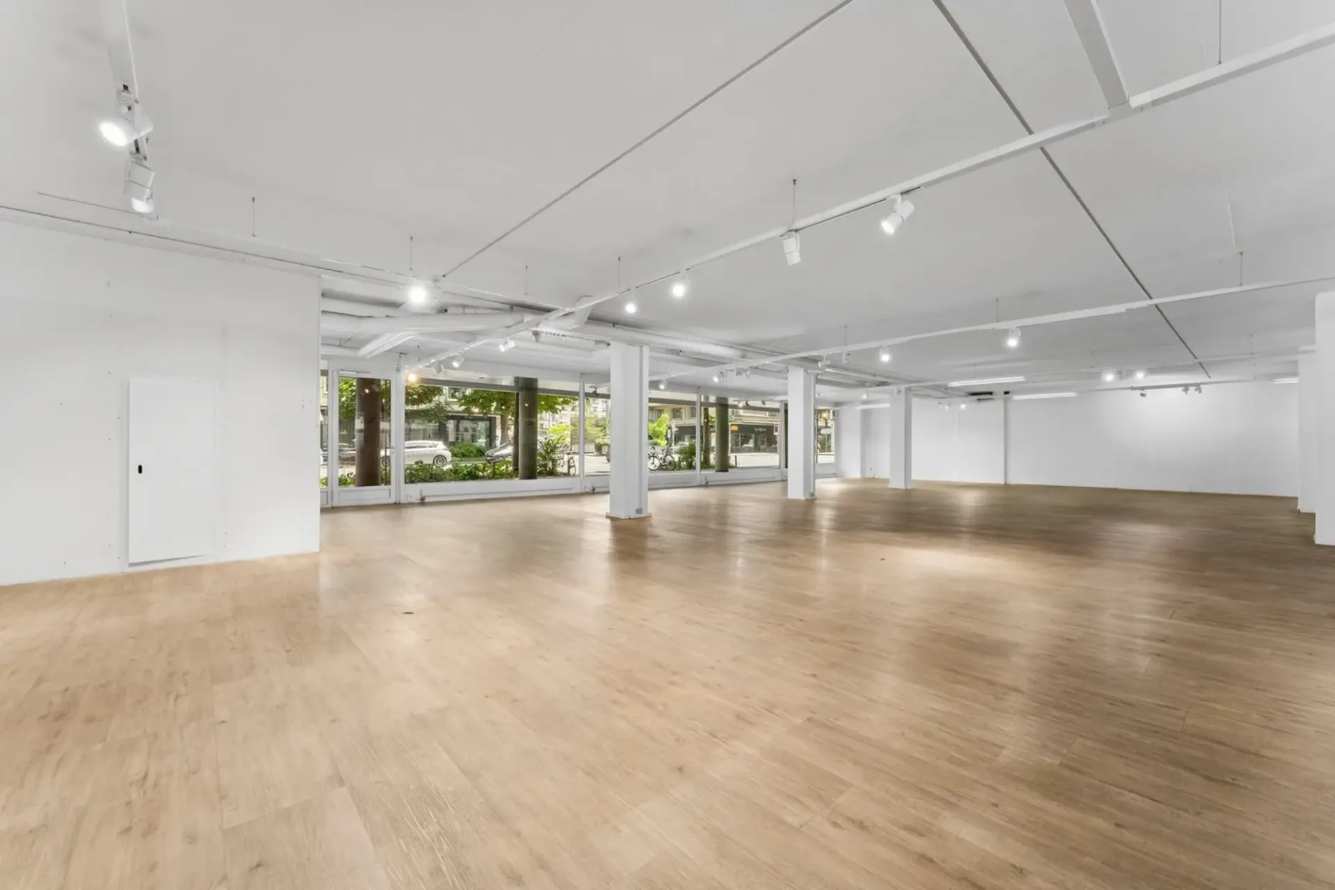 Visible commercial space with versatile usage potential in a central location